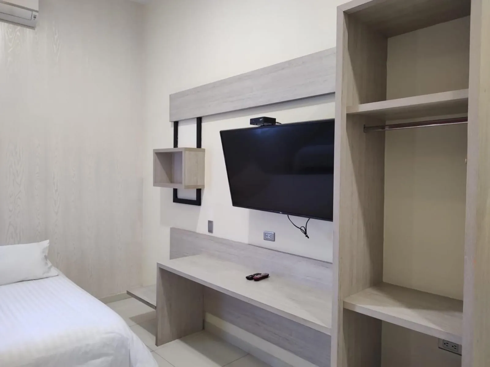 TV and multimedia in Hotel American Visa Cali