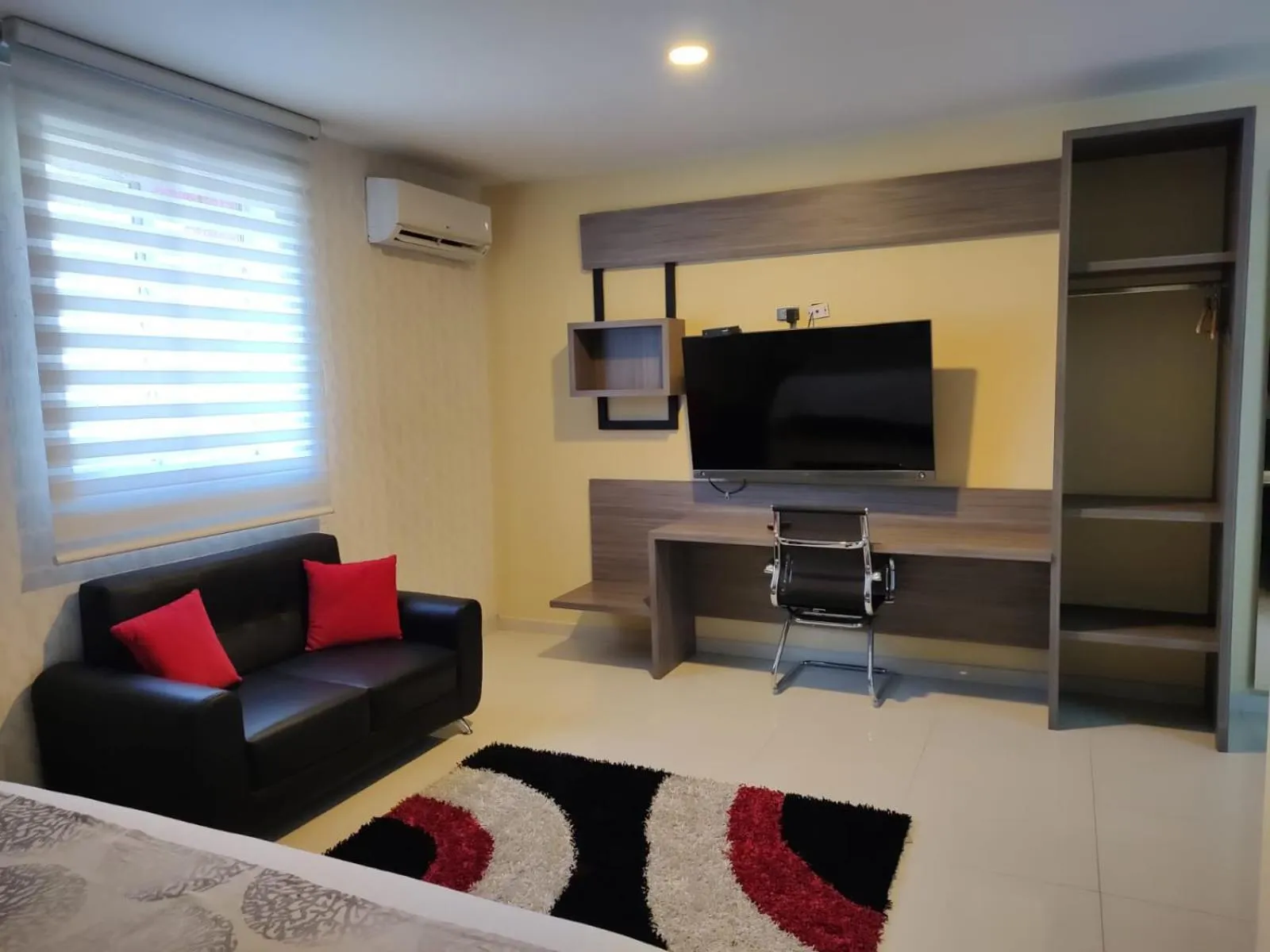 Communal lounge/ TV room in Hotel American Visa Cali