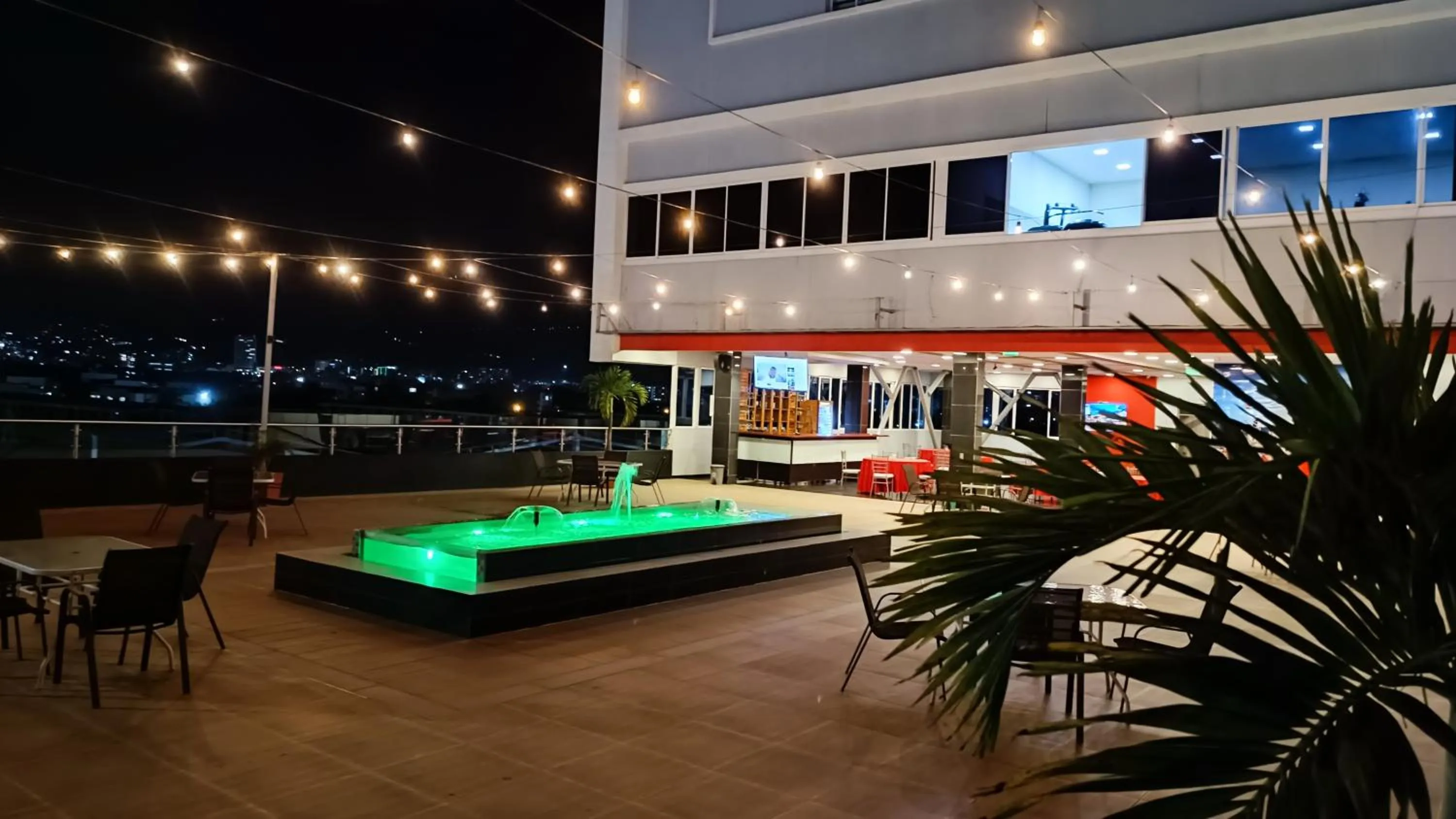 Communal lounge/ TV room in Hotel American Visa Cali