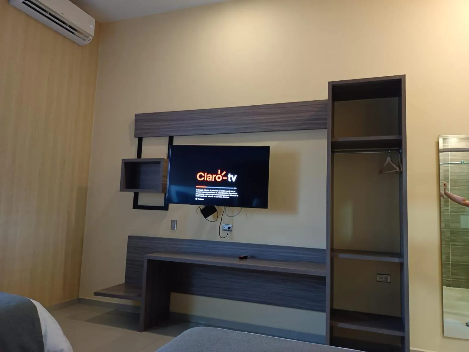 TV and multimedia in Hotel American Visa Cali