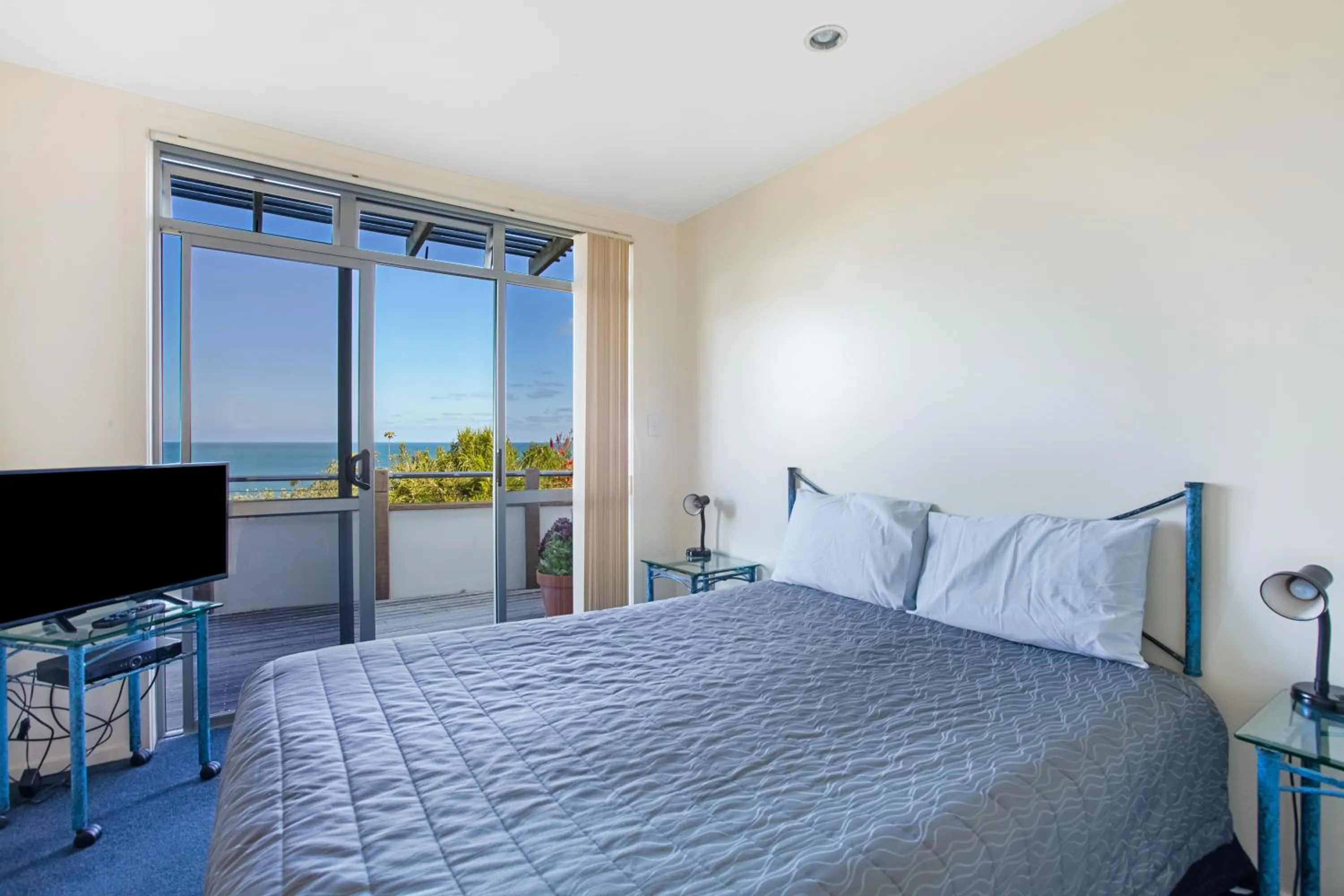 Bed in Ahipara Bay Motel