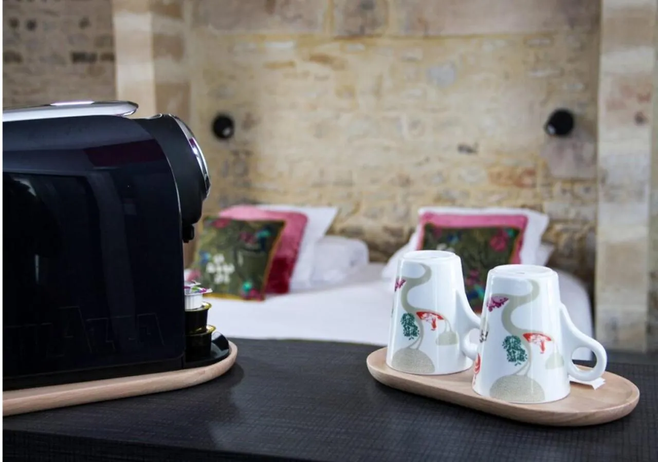 Coffee/tea facilities, Bed in Hotel Reine Mathilde