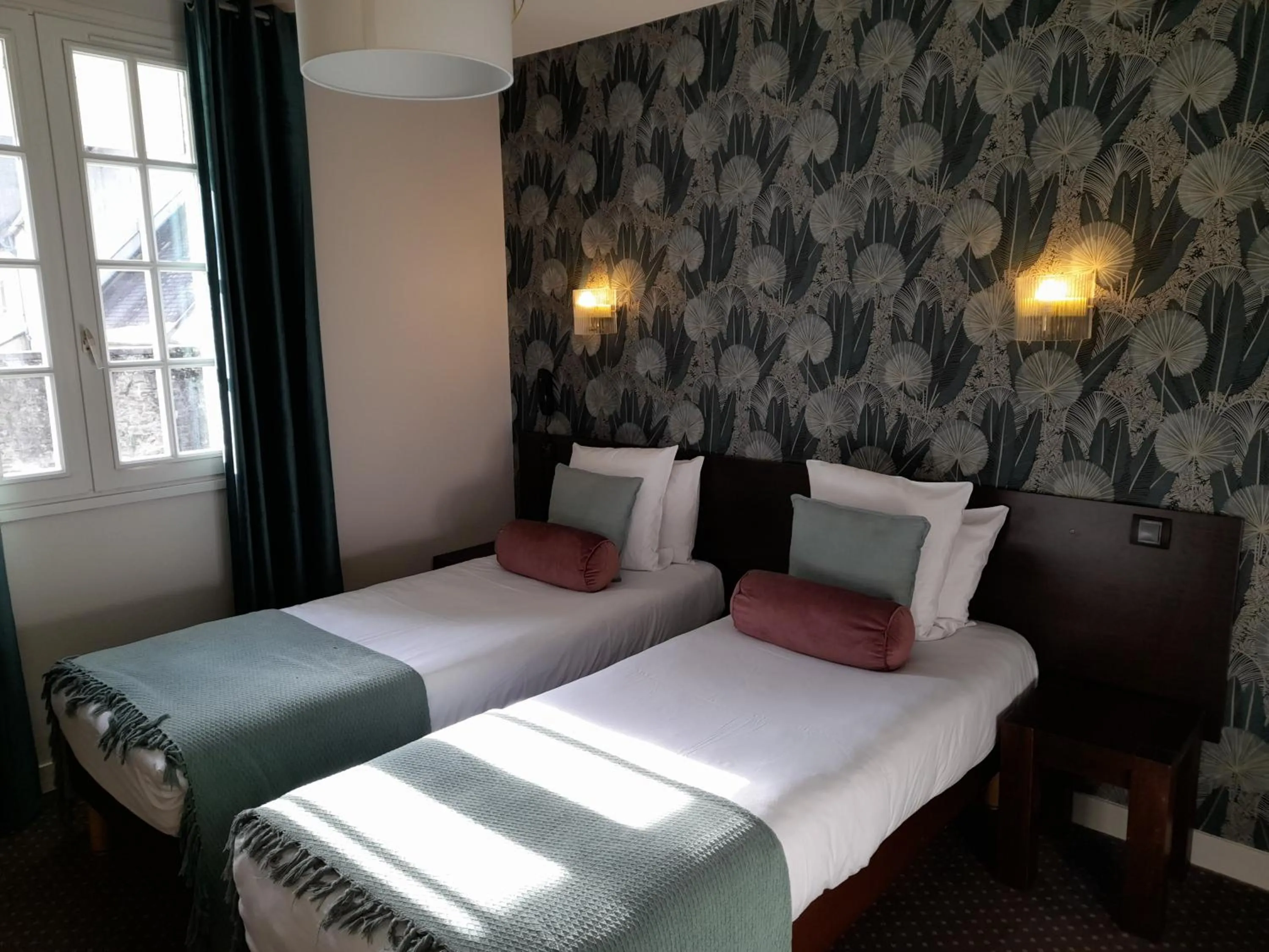 Photo of the whole room, Bed in Hotel Reine Mathilde