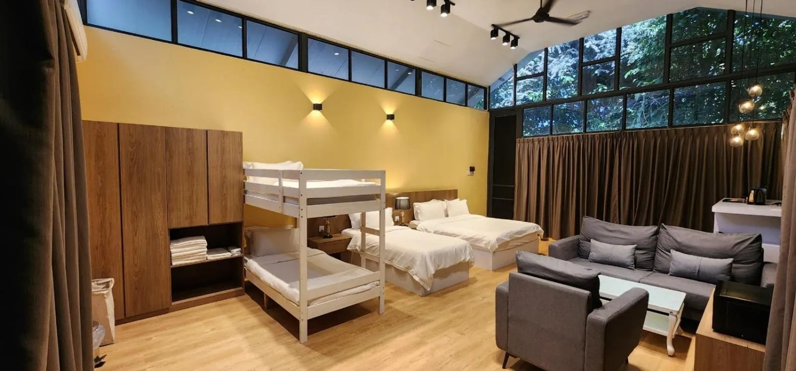 Photo of the whole room, Bed in Boulder Valley