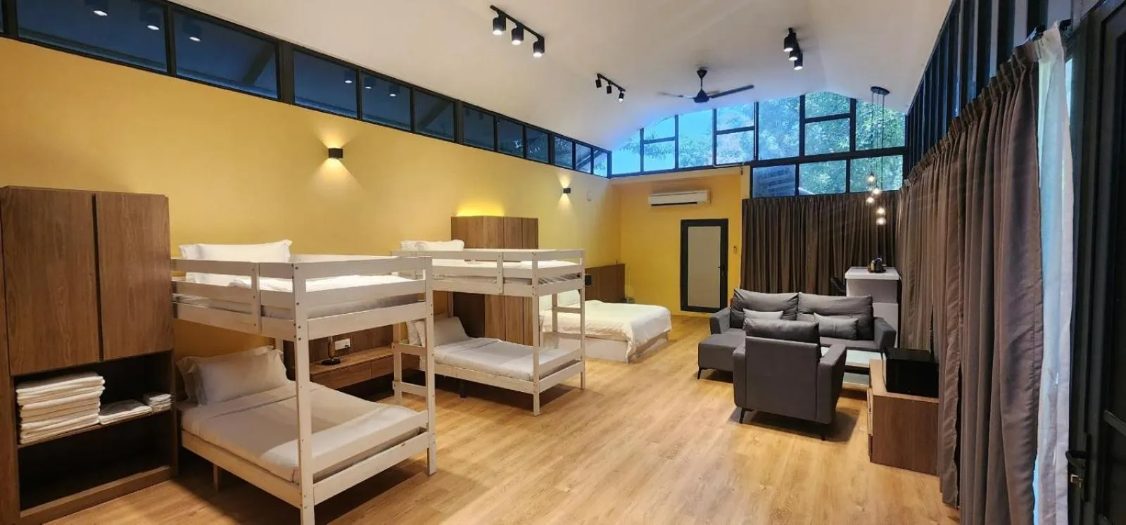 Photo of the whole room, Bed in Boulder Valley