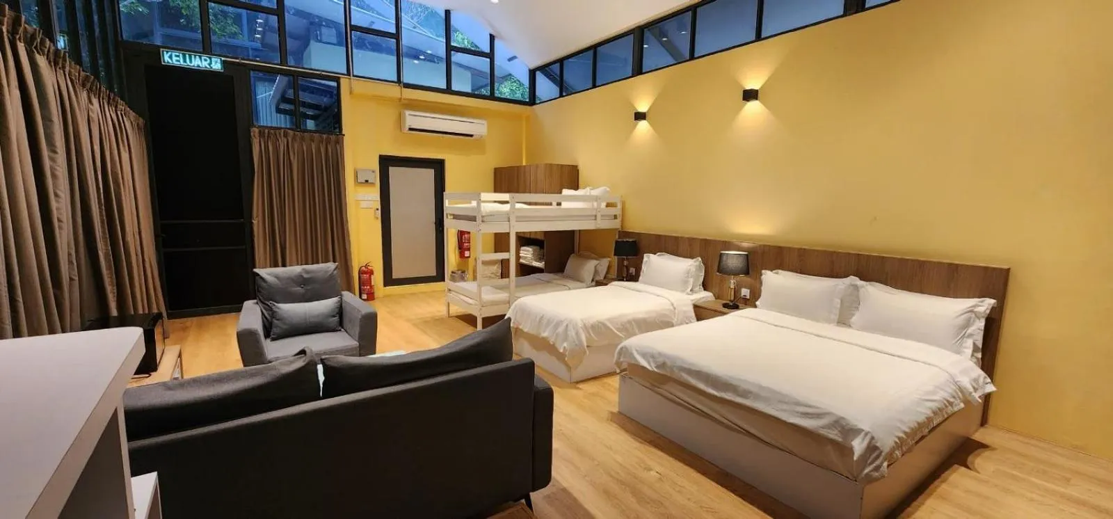 Photo of the whole room, Bed in Boulder Valley