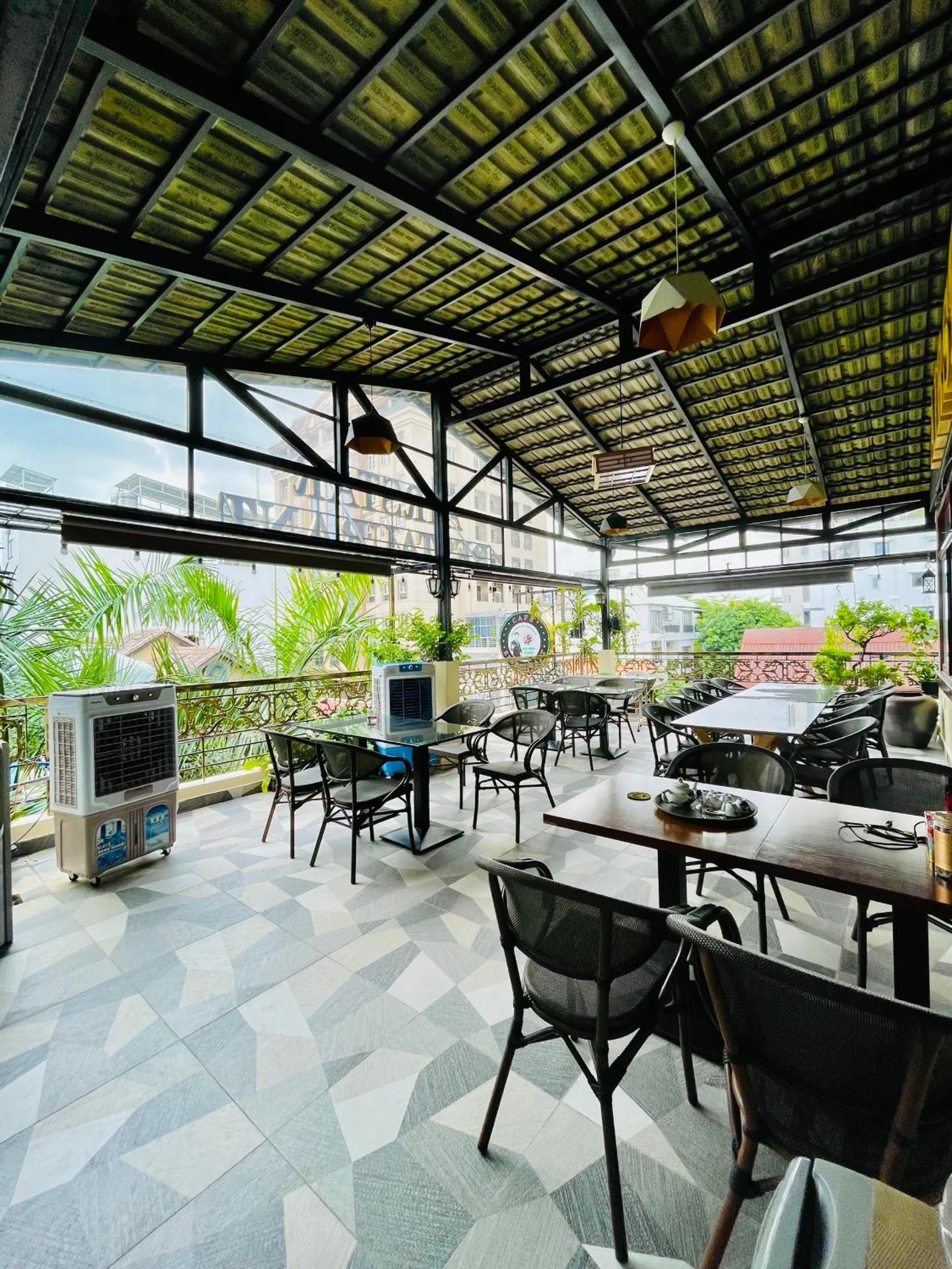 Restaurant/places to eat in Air Star Hotel