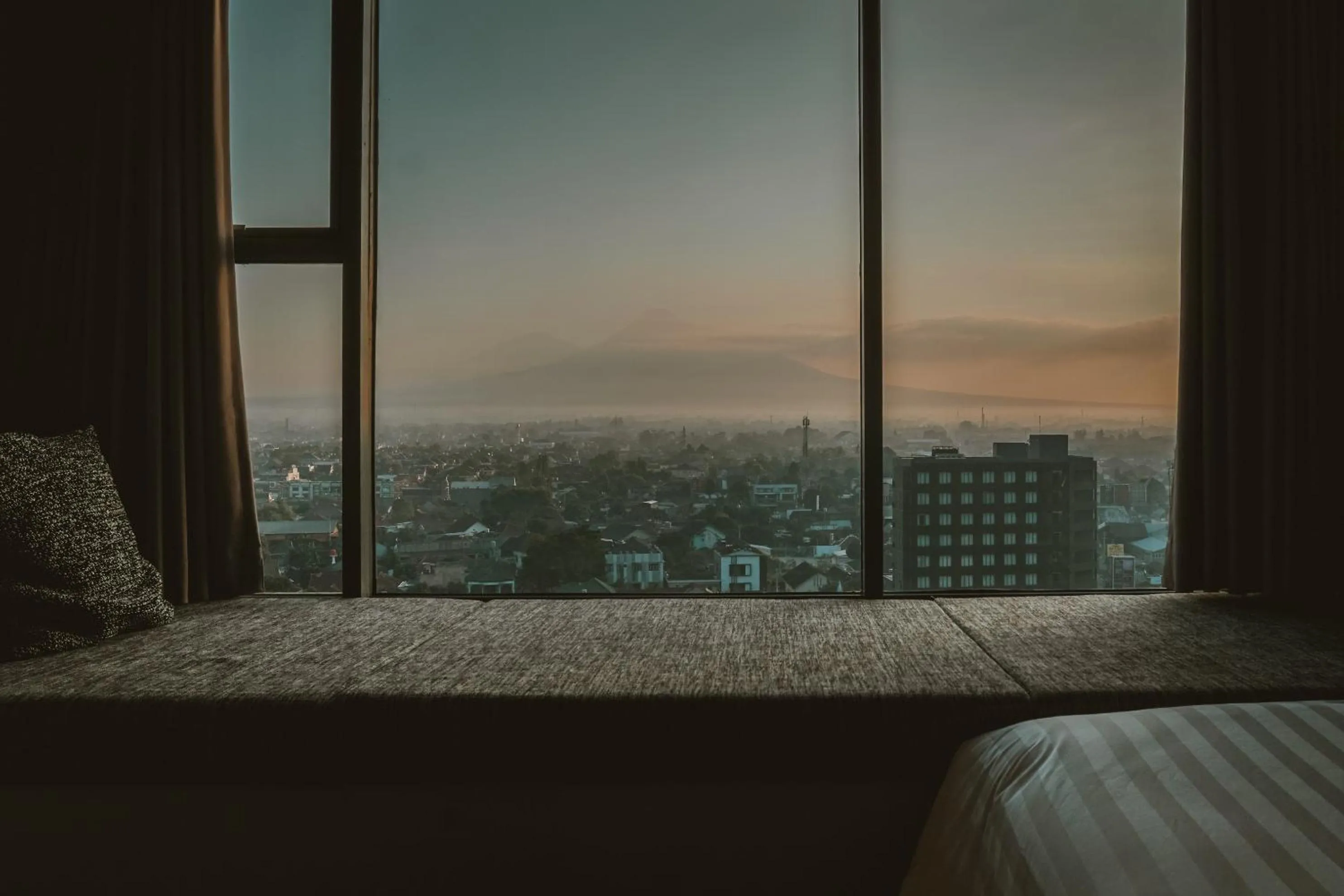 Sunset, Bed in PULANG ke UTTARA