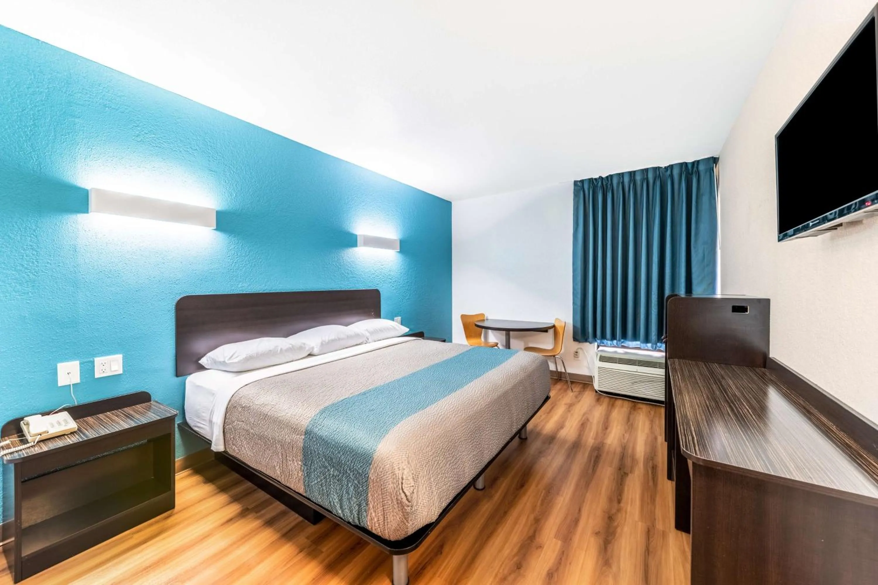 Photo of the whole room, Bed in Motel 6-Lewisville, TX - Medical City