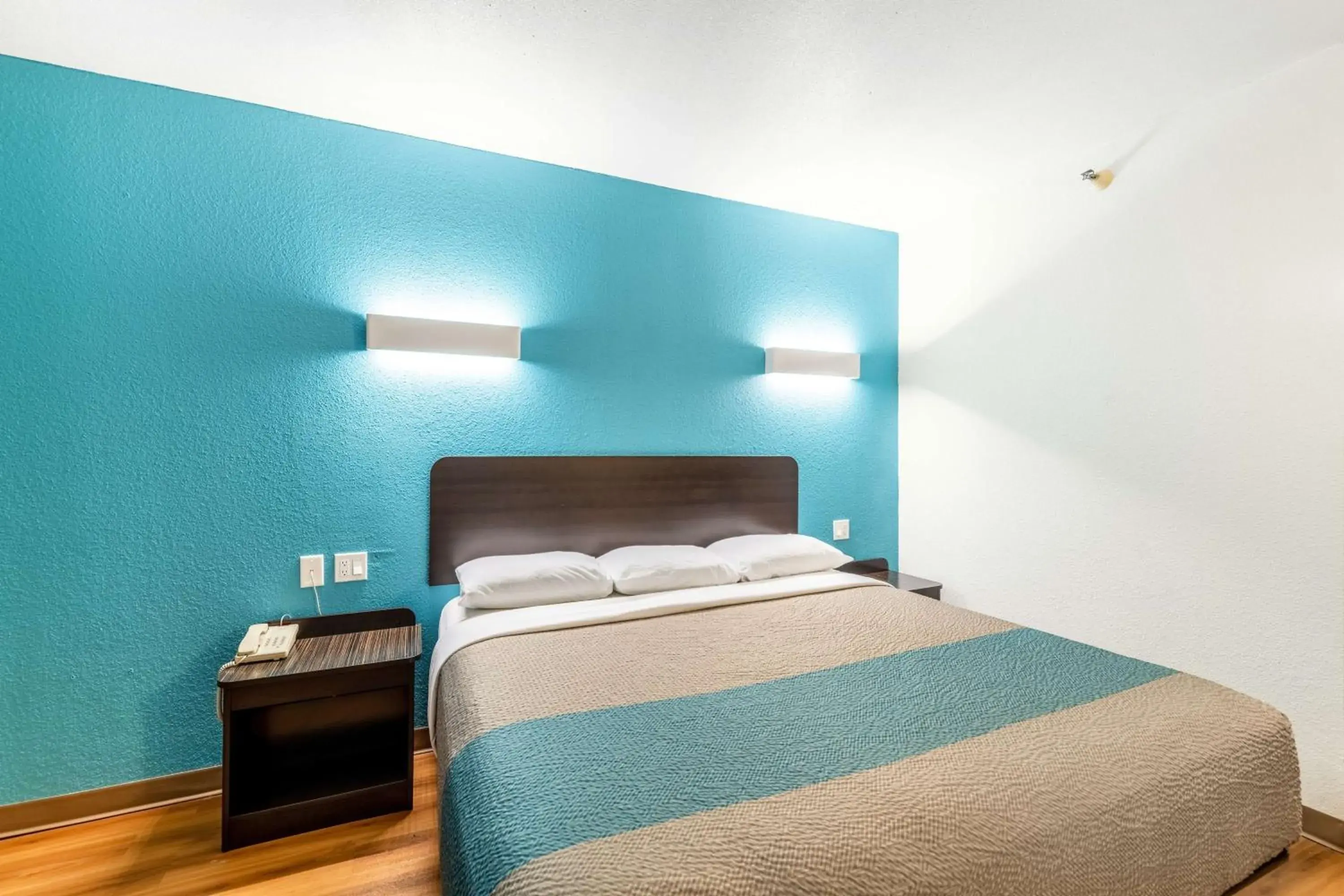 King Room - Non-Smoking in Motel 6-Lewisville, TX - Medical City King Room - Non-Smoking in Motel 6-Lewisville, TX - Medical City