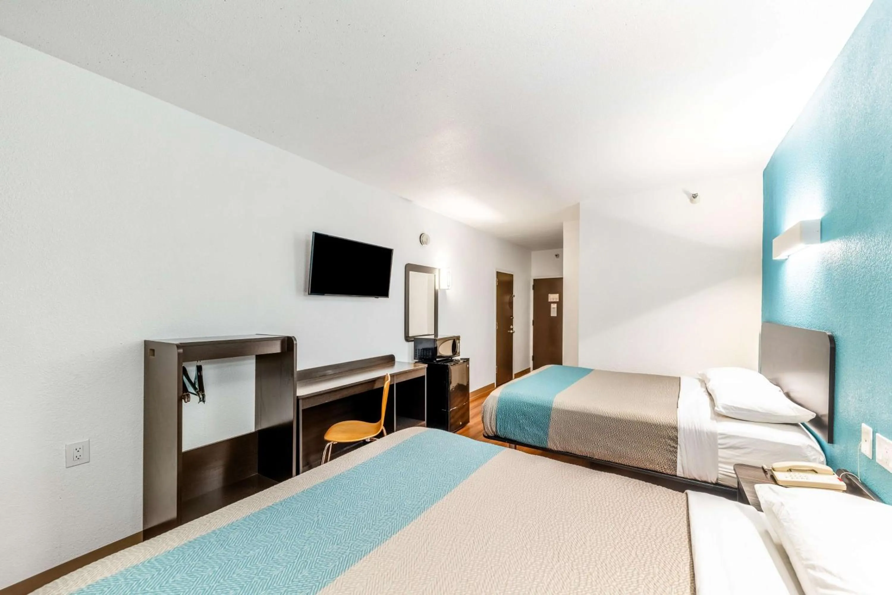 Photo of the whole room, Bed in Motel 6-Lewisville, TX - Medical City