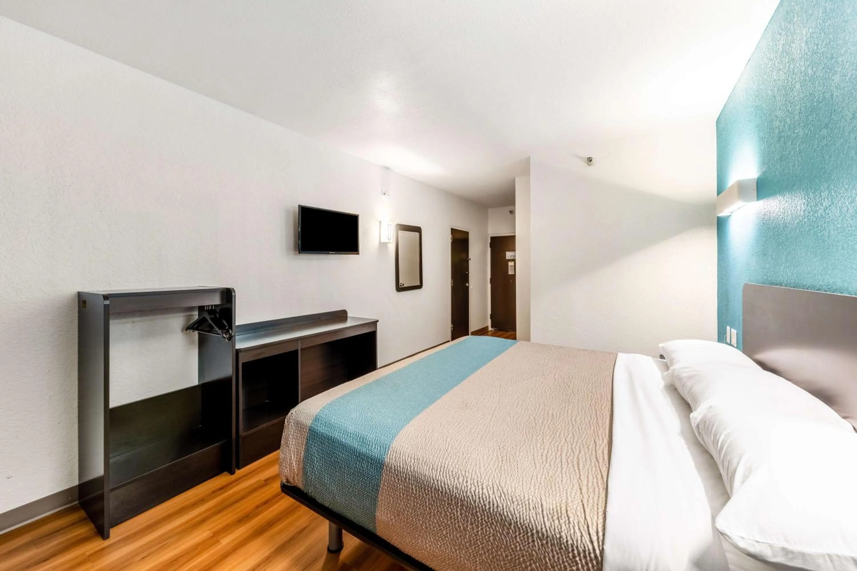 Photo of the whole room, Bed in Motel 6-Lewisville, TX - Medical City