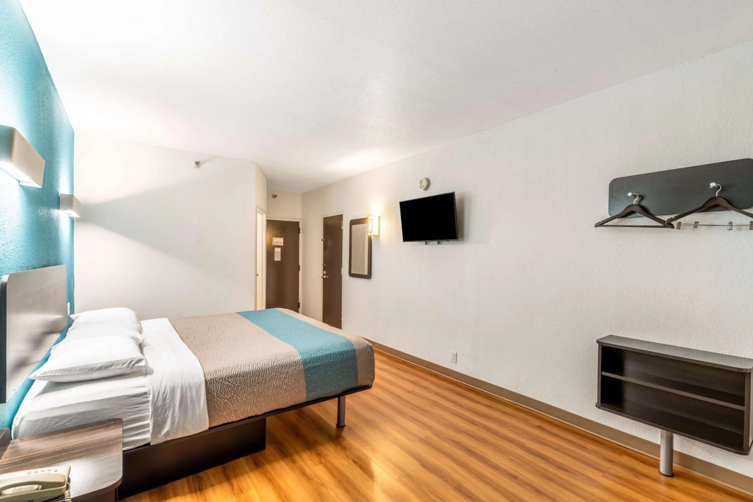 Photo of the whole room, Bed in Motel 6-Lewisville, TX - Medical City