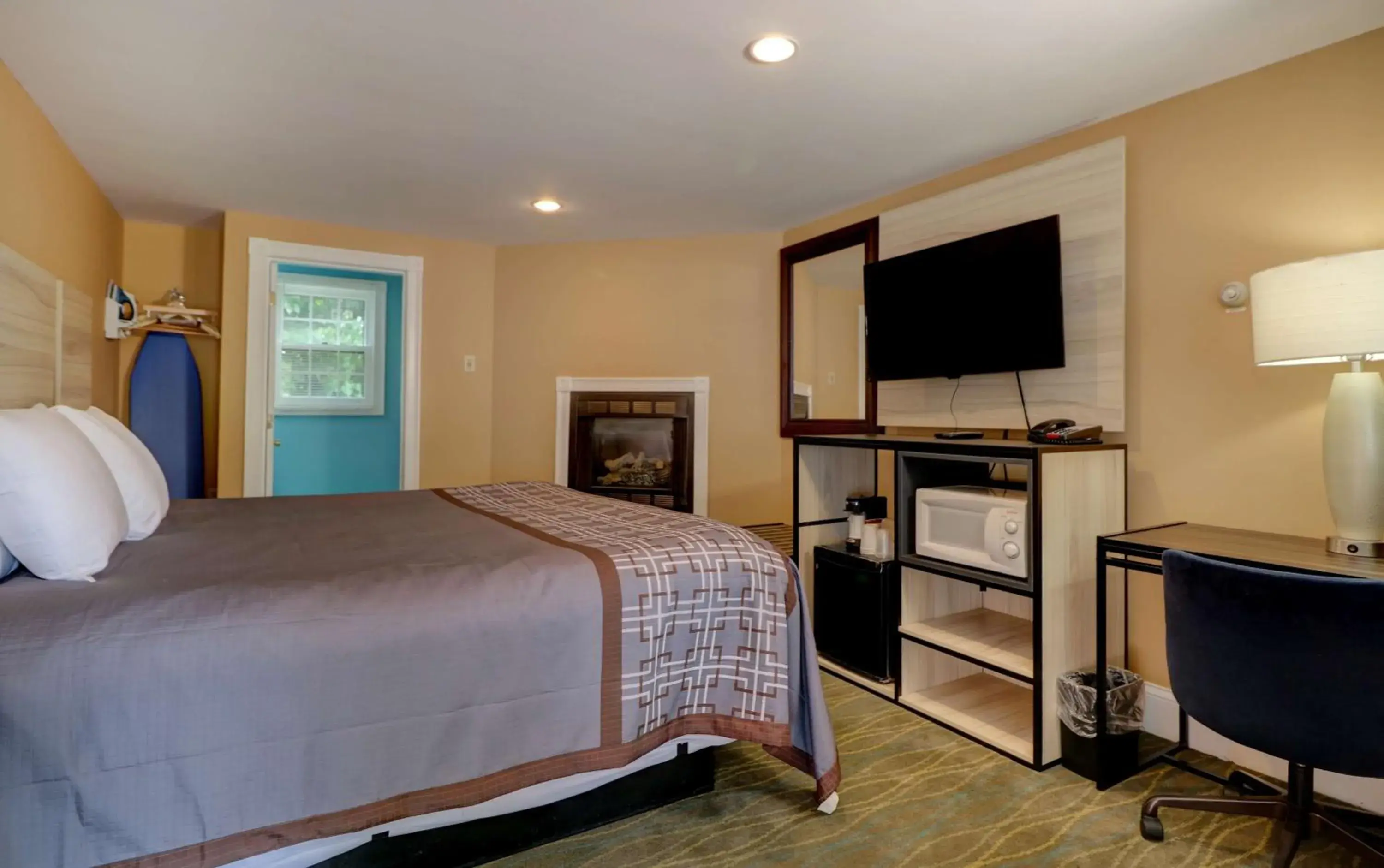 King Suite with Jetted Tub and Fireplace - Non-Smoking in Yankee Clipper Inn, SureStay Collection by Best Western King Suite with Jetted Tub and Fireplace - Non-Smoking in Yankee Clipper Inn, SureStay Collection by Best Western