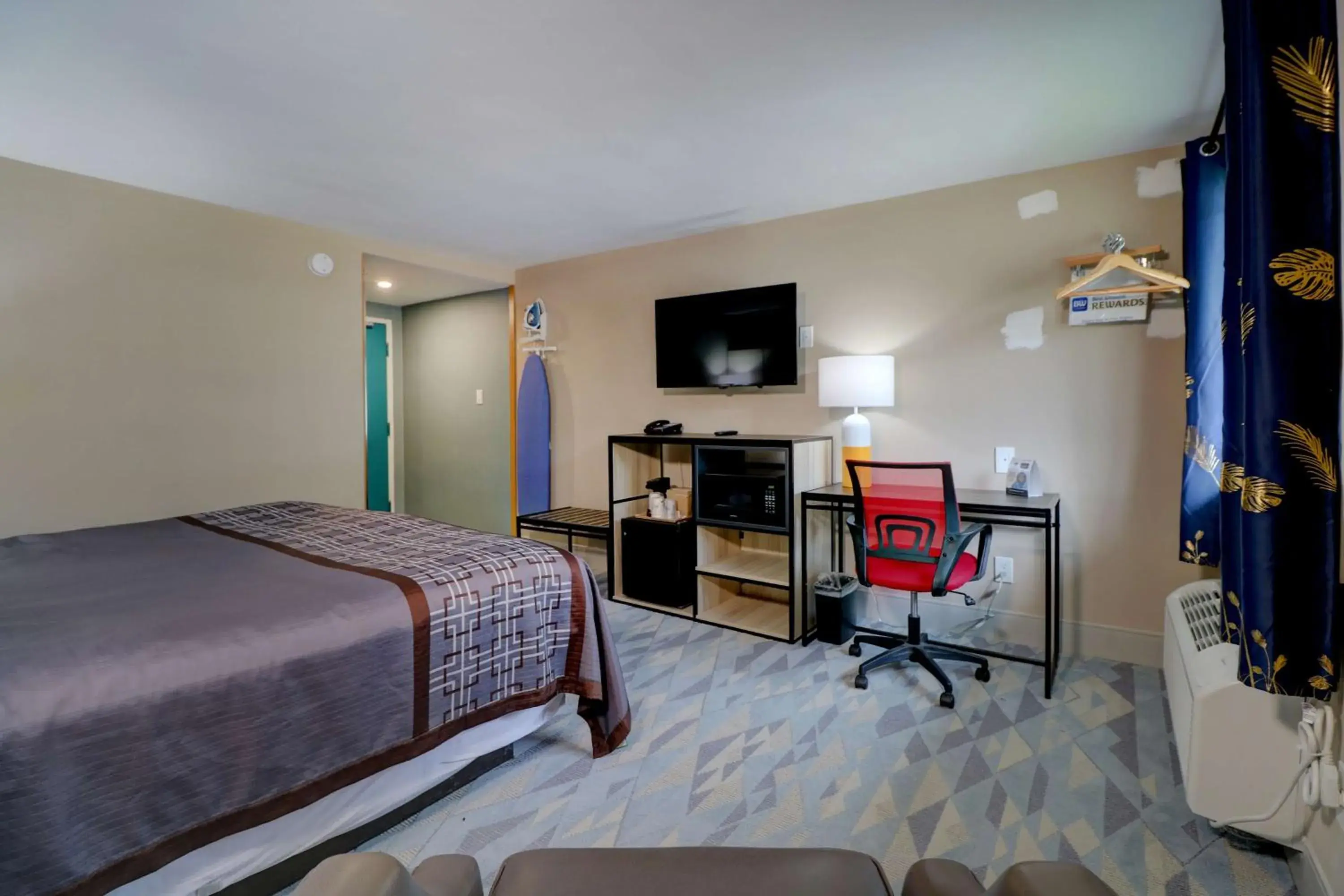 King Room with Roll-In Shower - Disability Access/Non-Smoking in Yankee Clipper Inn, SureStay Collection by Best Western King Room with Roll-In Shower - Disability Access/Non-Smoking in Yankee Clipper Inn, SureStay Collection by Best Western