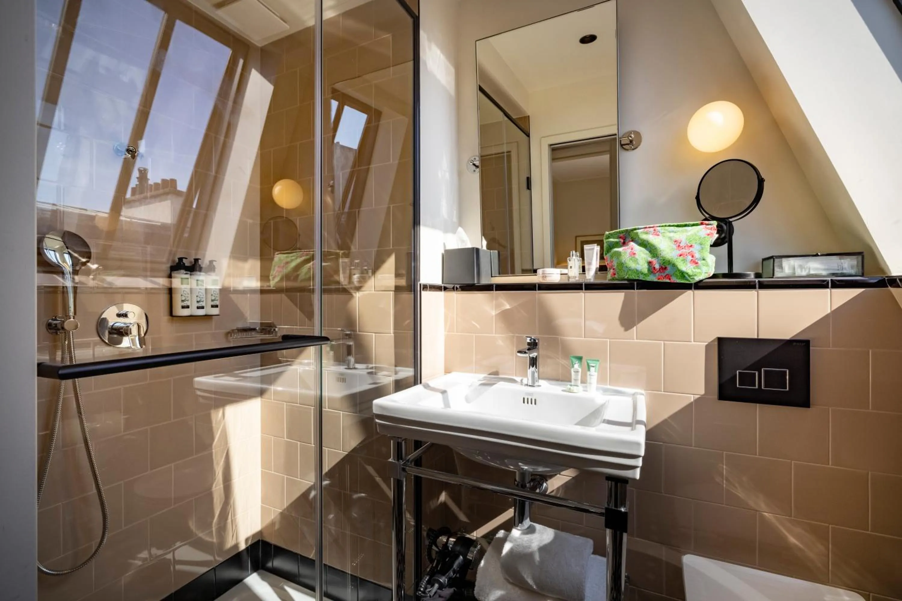 Shower in Dadou Paris