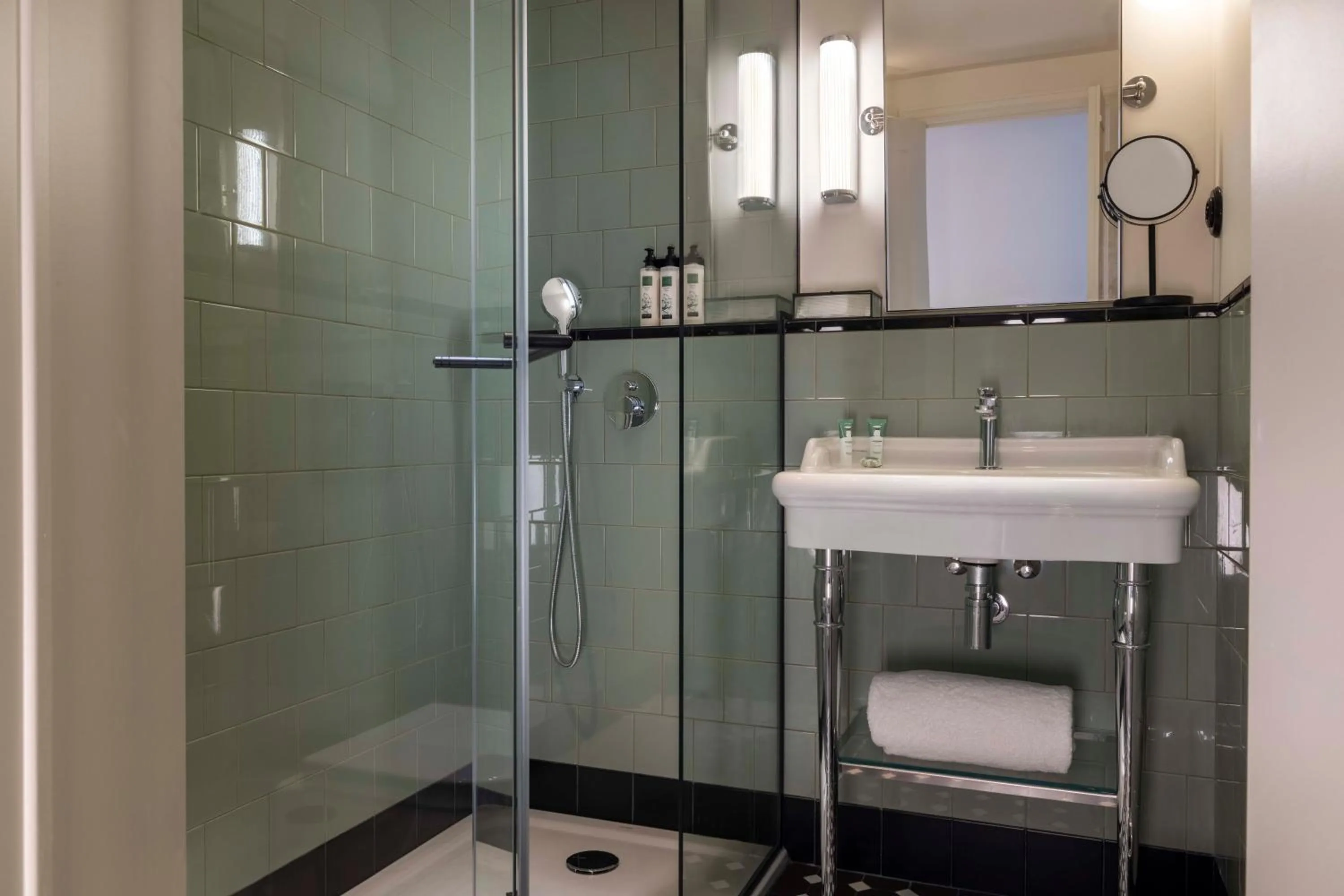 Shower in Dadou Paris