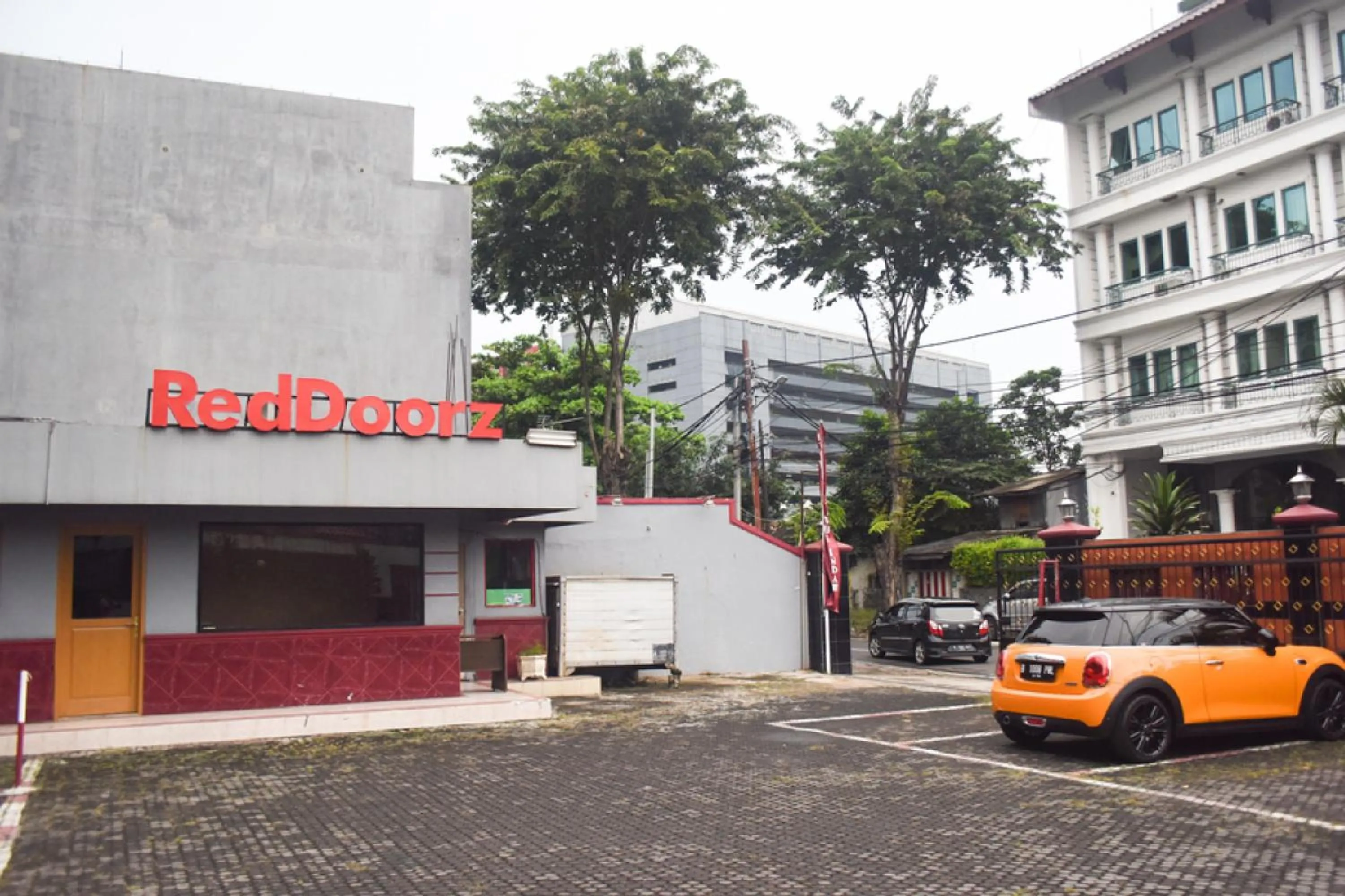 RedDoorz Plus near RSCM Jakarta