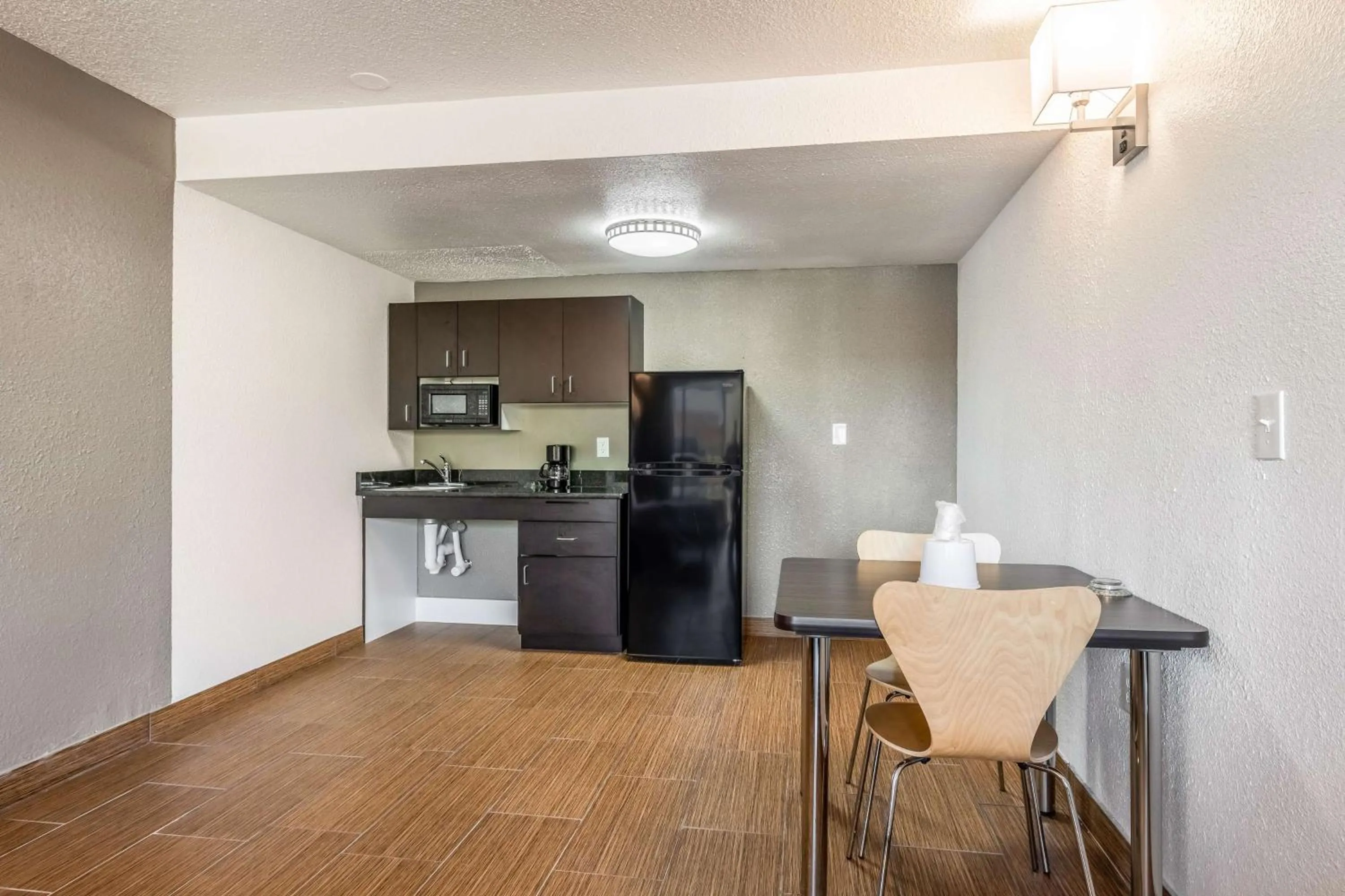 Kitchen or kitchenette in Studio 6-Little Rock, AR - West