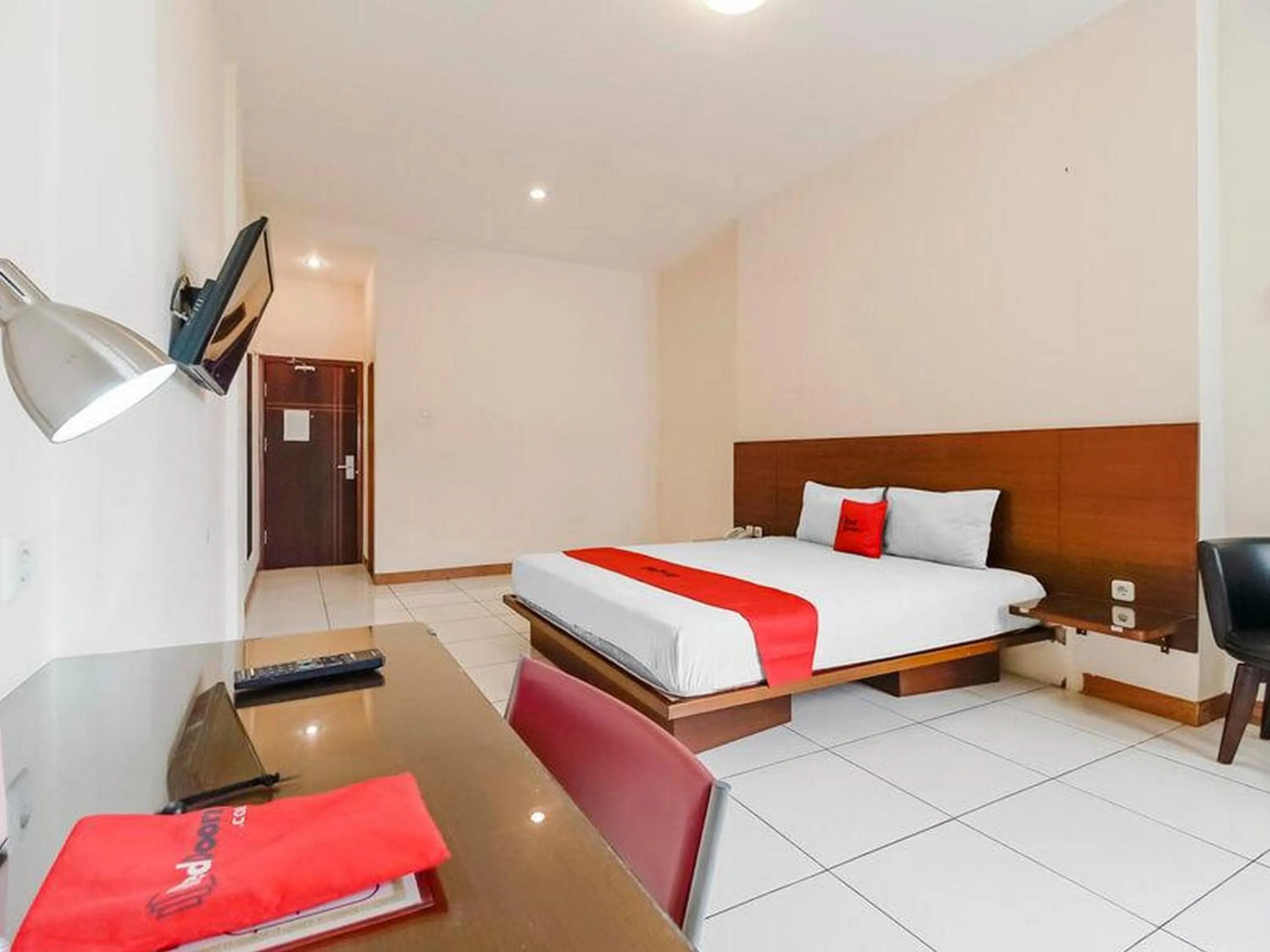 Bedroom, Bed in RedDoorz Plus at Karebosi Area 2 Makassar