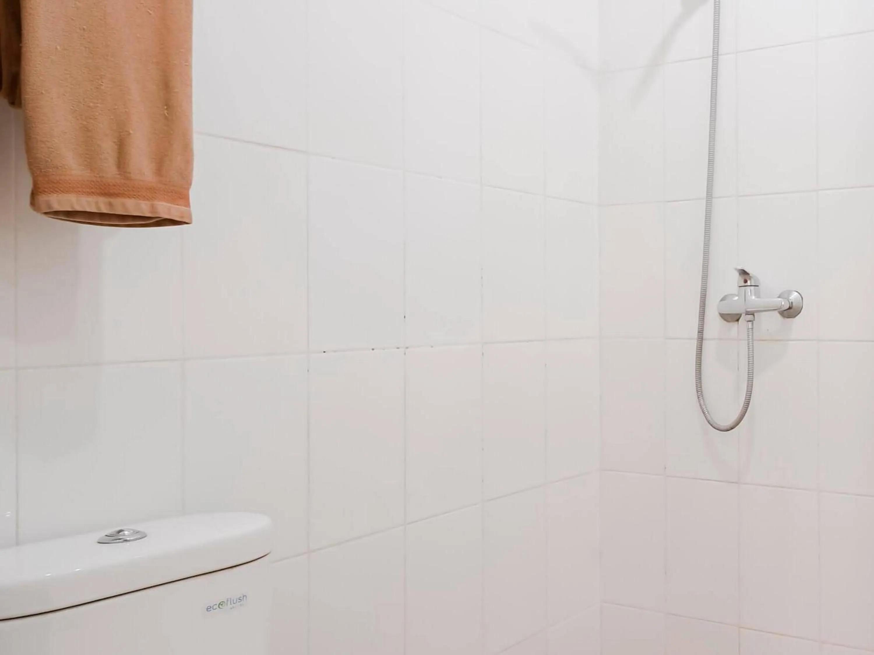 Bathroom in RedDoorz Plus at Karebosi Area 2 Makassar