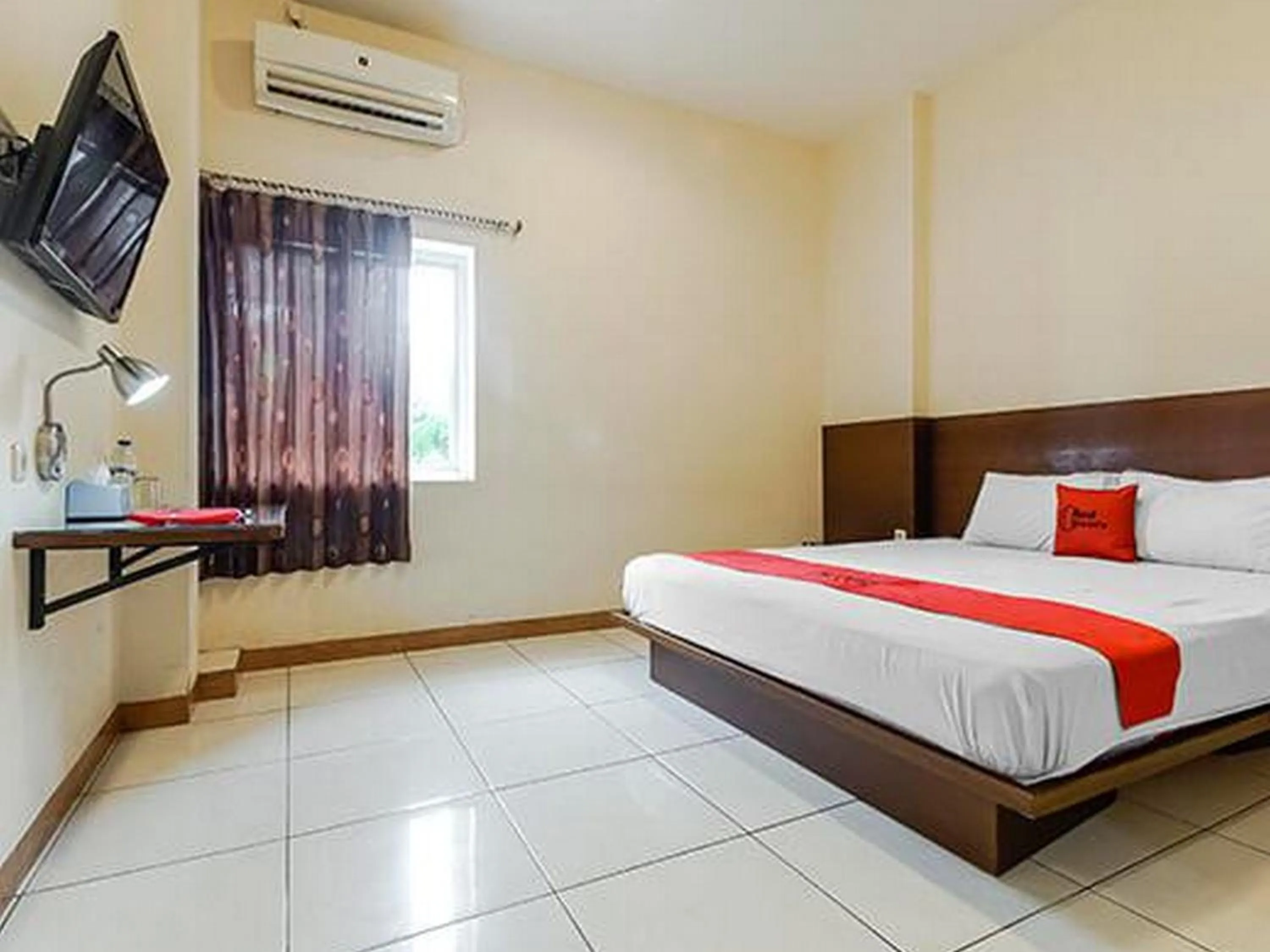 Bedroom, Bed in RedDoorz Plus at Karebosi Area 2 Makassar