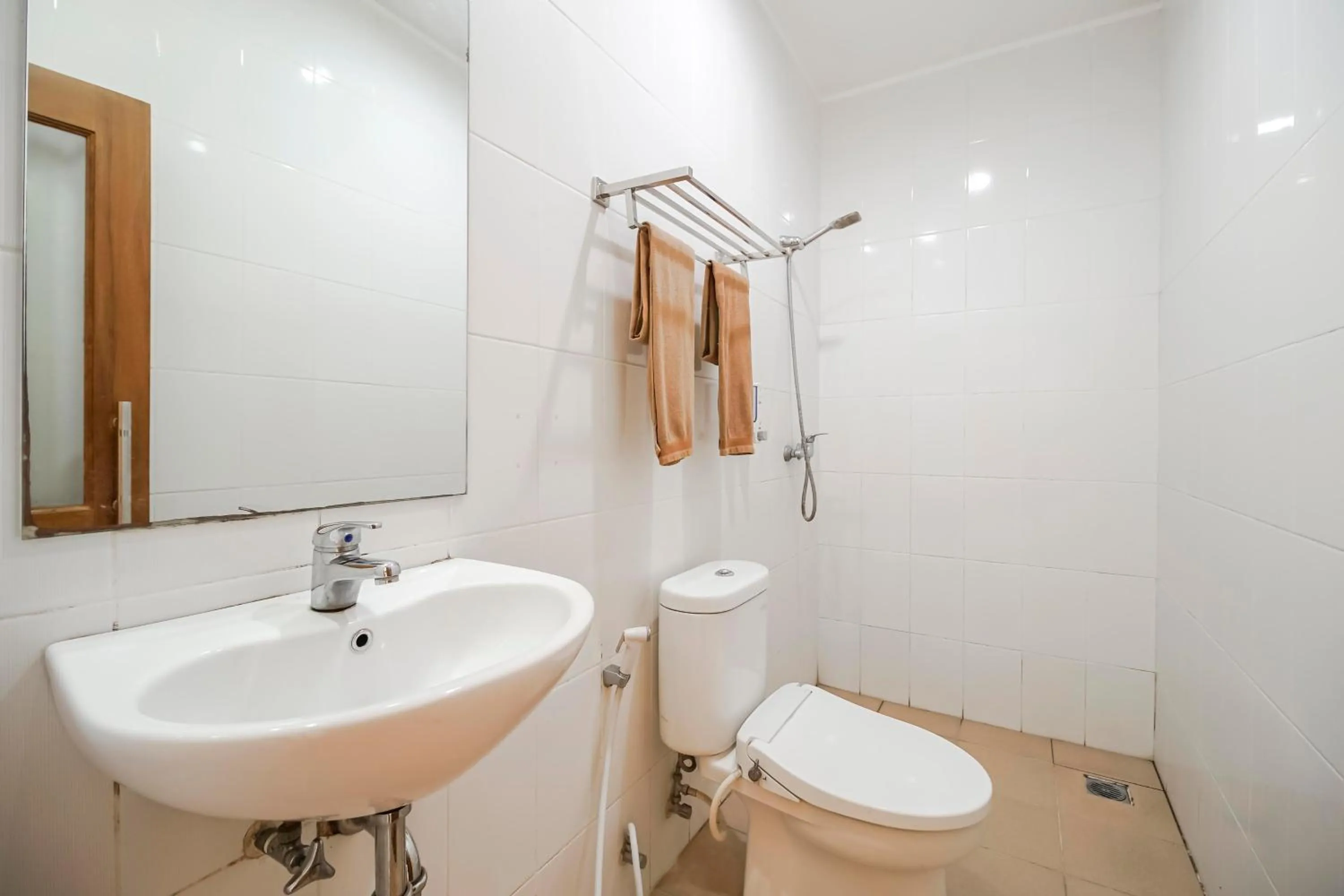 Bathroom in RedDoorz Plus at Karebosi Area 2 Makassar