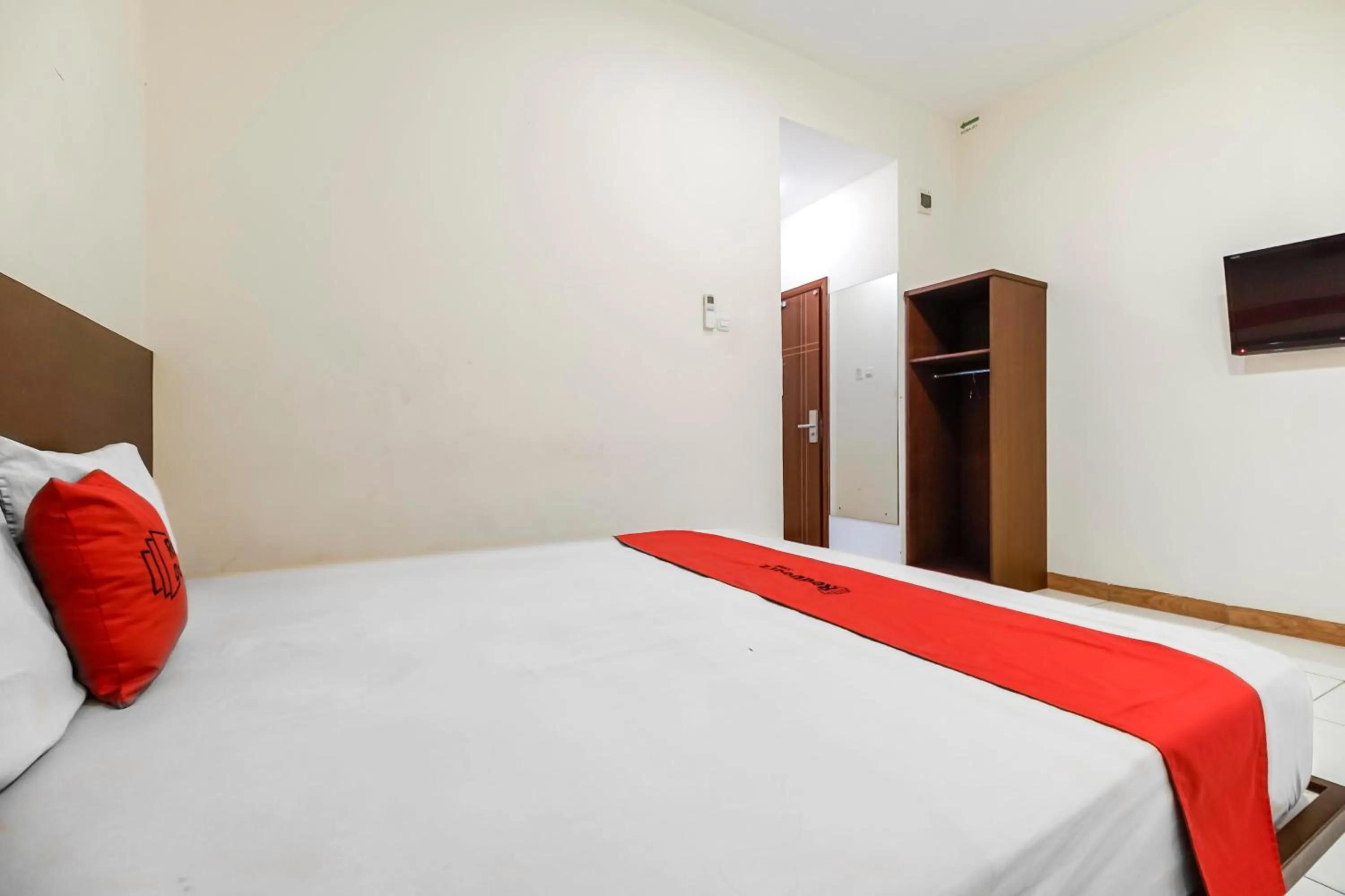 Bedroom, Bed in RedDoorz Plus at Karebosi Area 2 Makassar