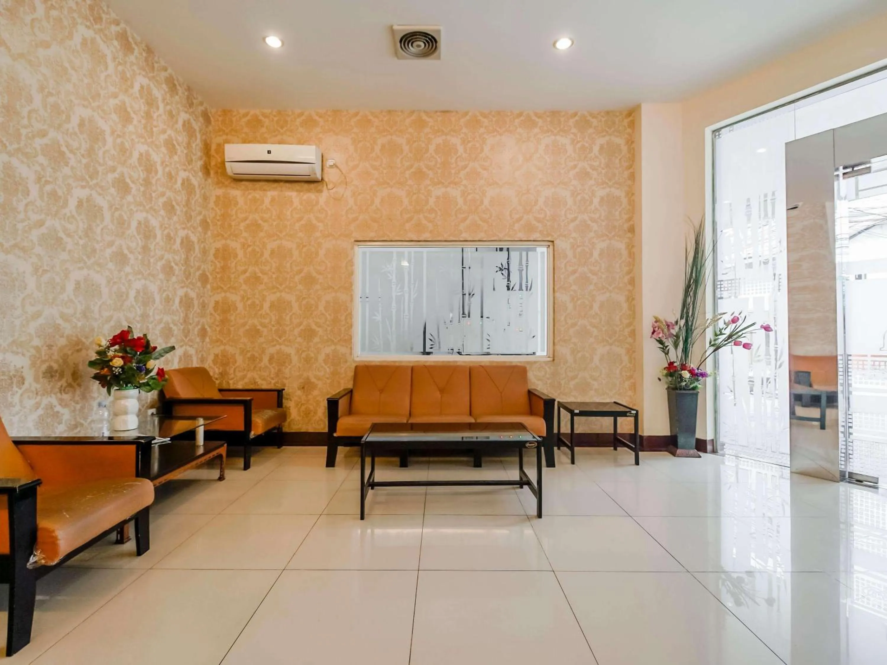 Seating area in RedDoorz Plus at Karebosi Area 2 Makassar