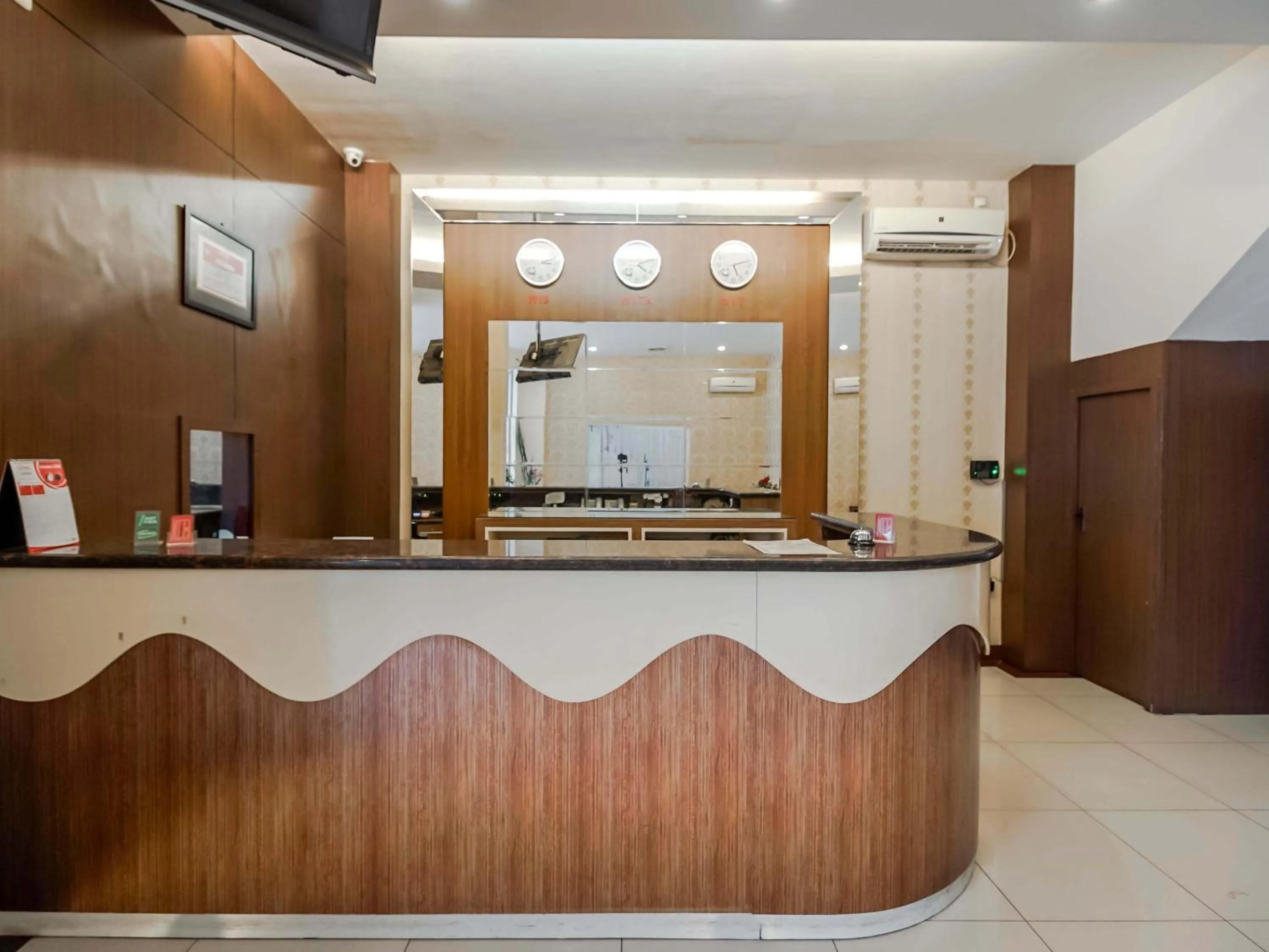 Lobby or reception in RedDoorz Plus at Karebosi Area 2 Makassar