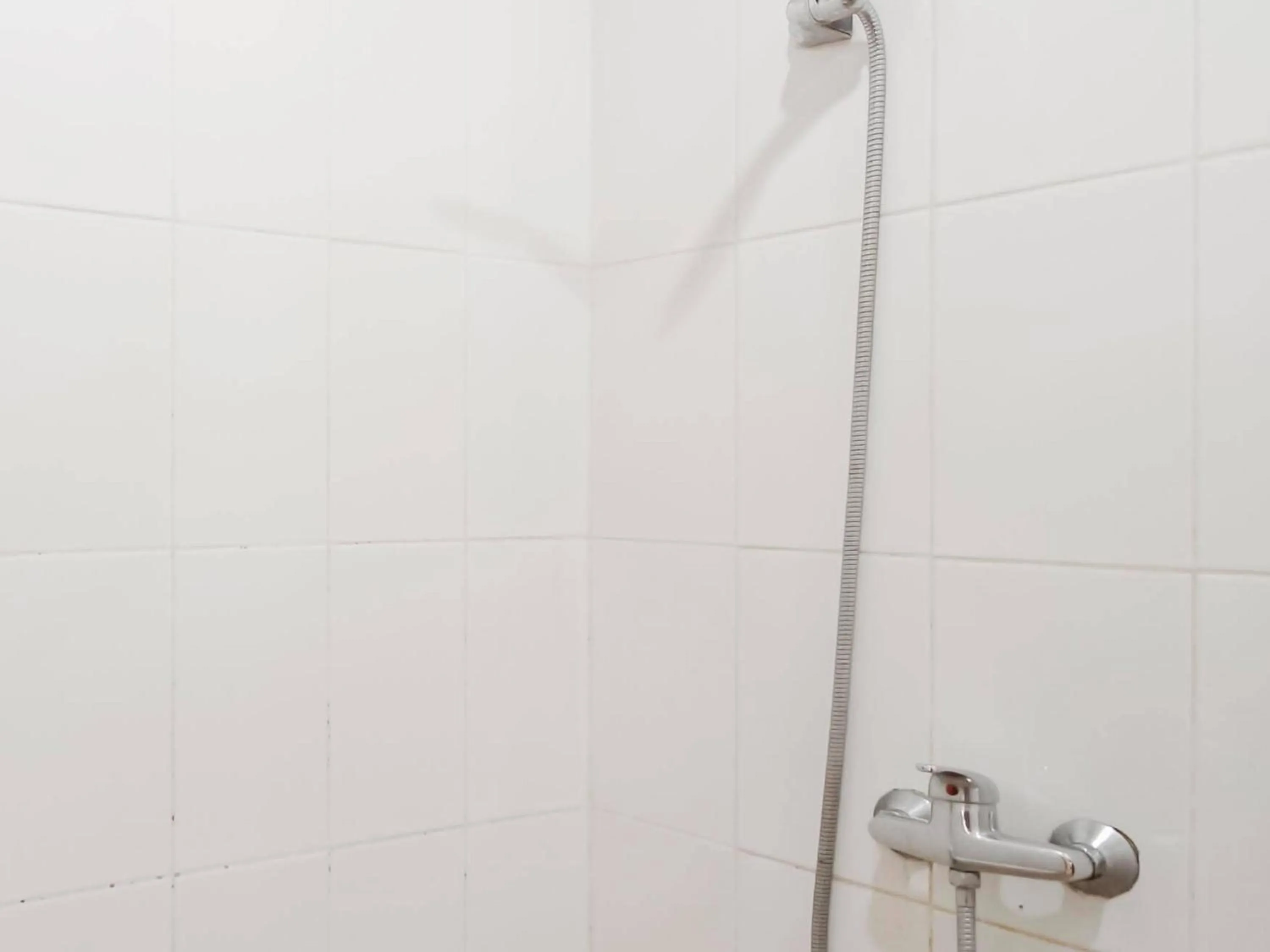 Bathroom in RedDoorz Plus at Karebosi Area 2 Makassar