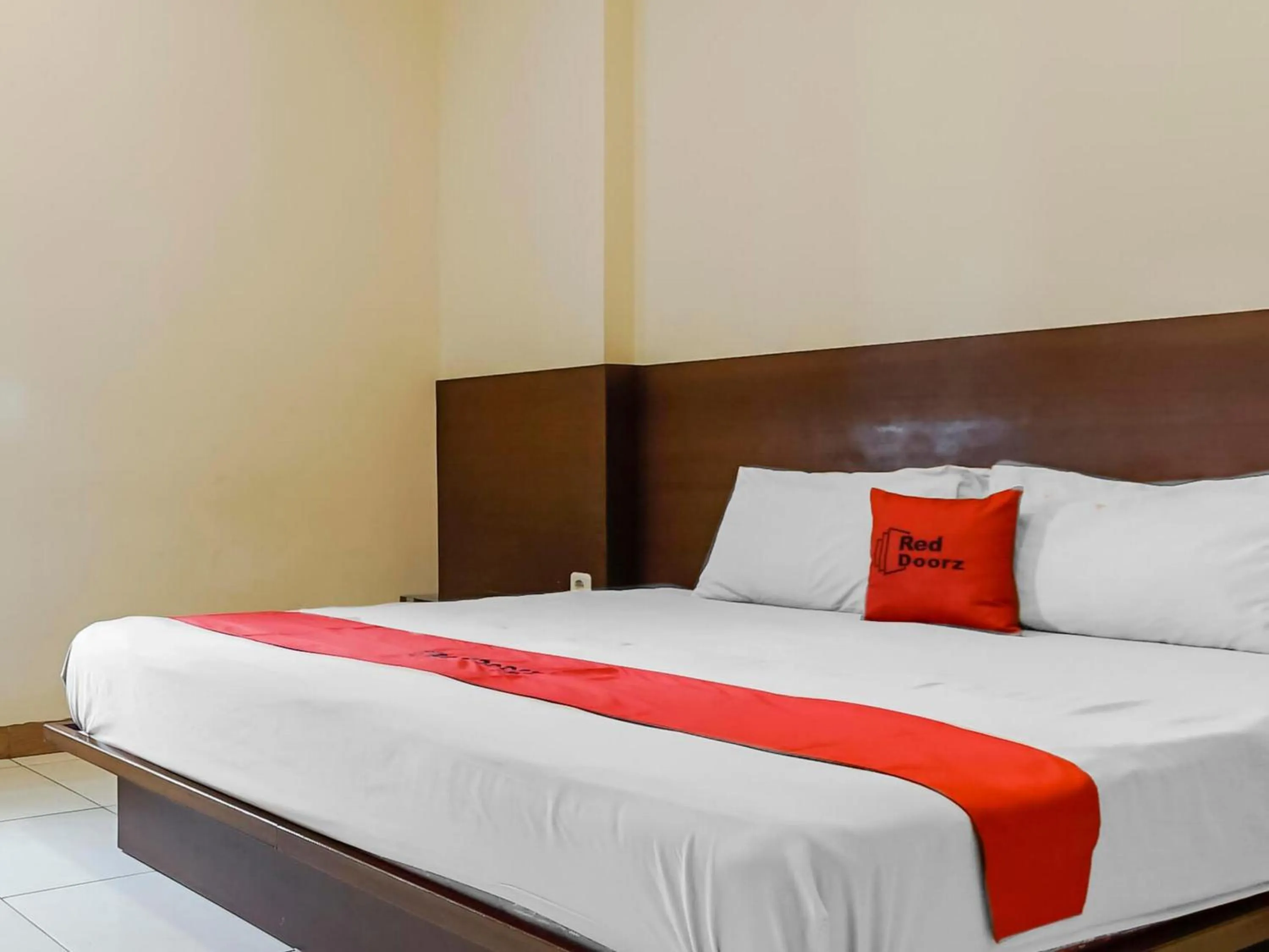 Bedroom, Bed in RedDoorz Plus at Karebosi Area 2 Makassar