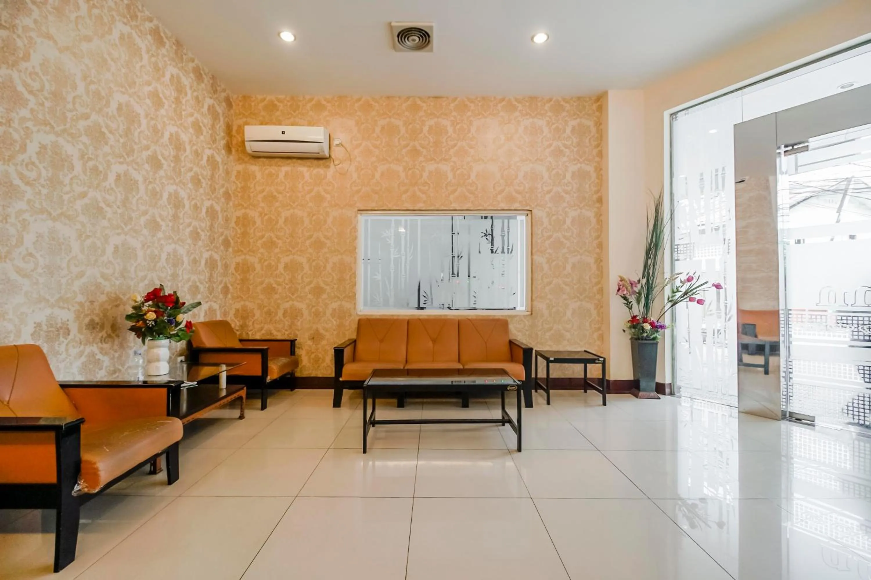 Lobby or reception in RedDoorz Plus at Karebosi Area 2 Makassar