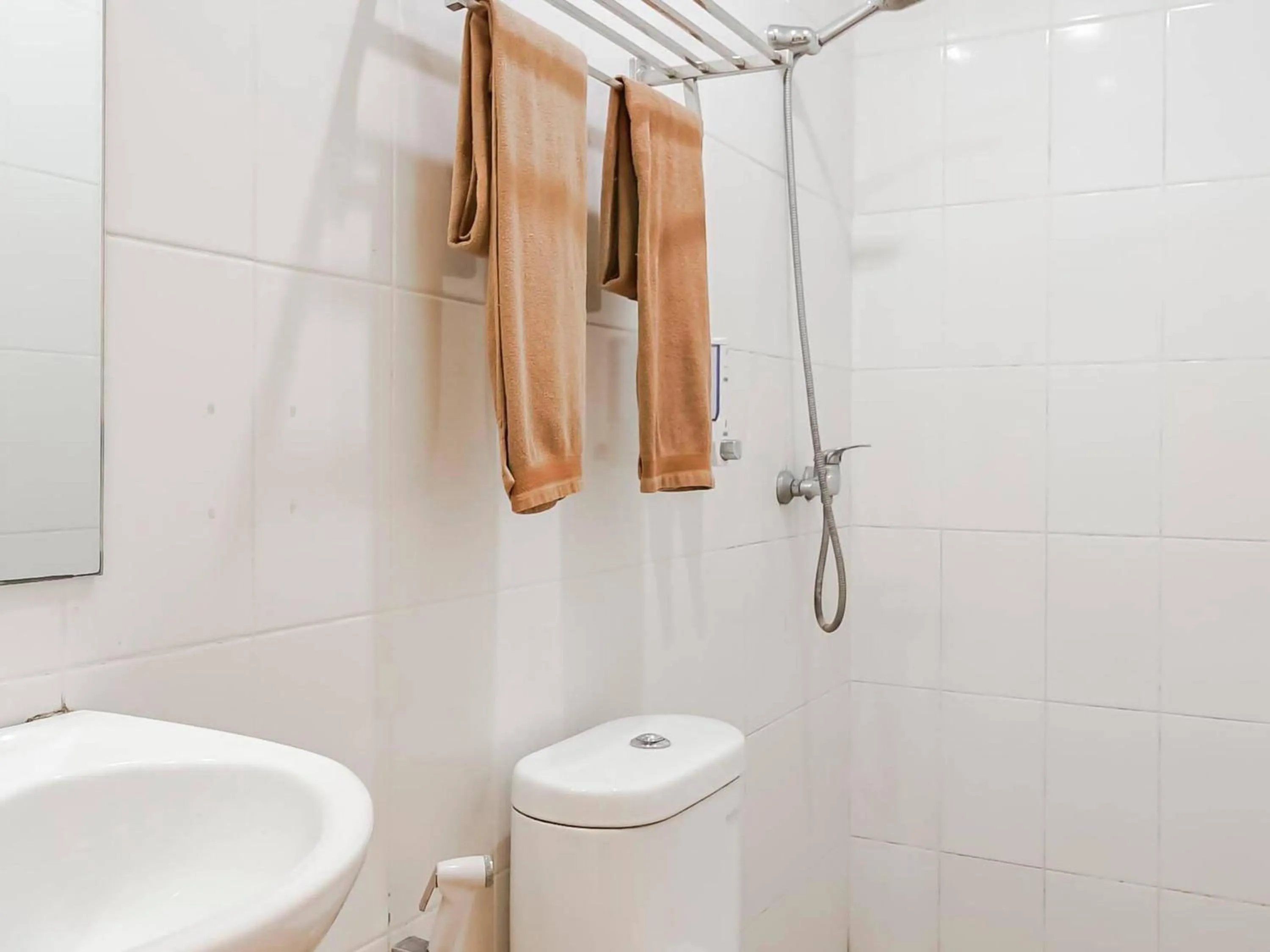 Bathroom in RedDoorz Plus at Karebosi Area 2 Makassar