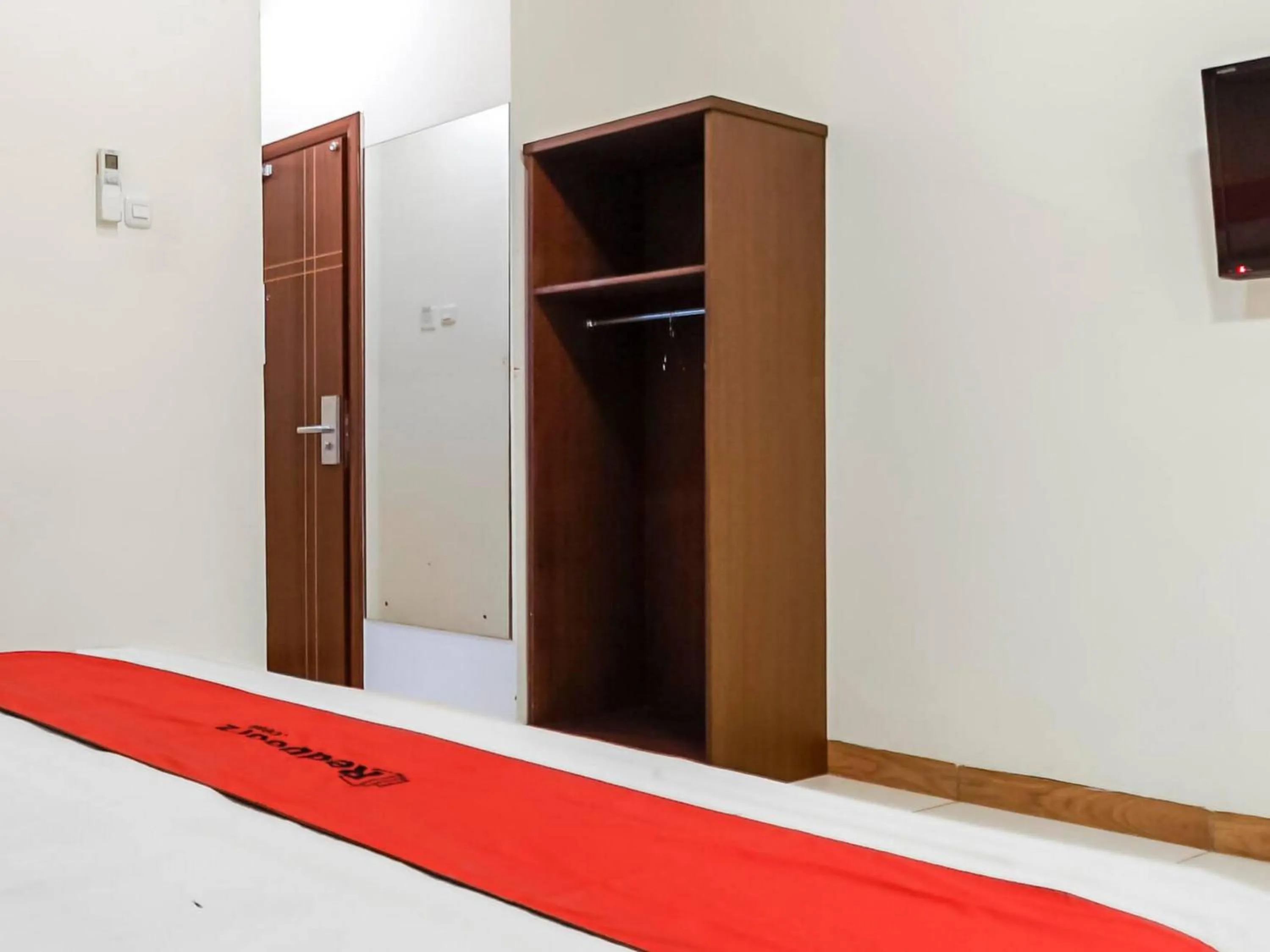 Bedroom, Bed in RedDoorz Plus at Karebosi Area 2 Makassar