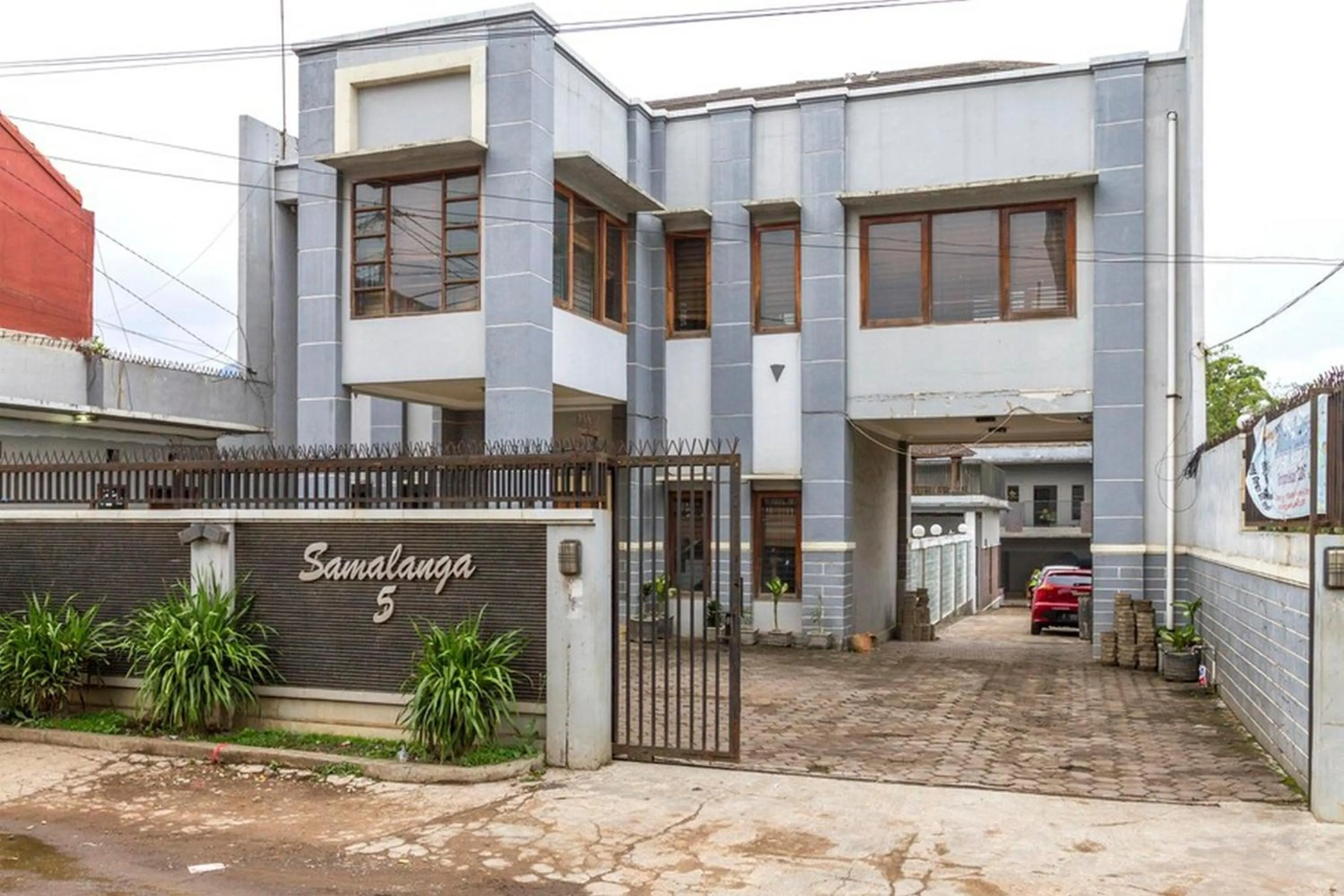 Facade/entrance in RedDoorz near Jatinangor Town Square