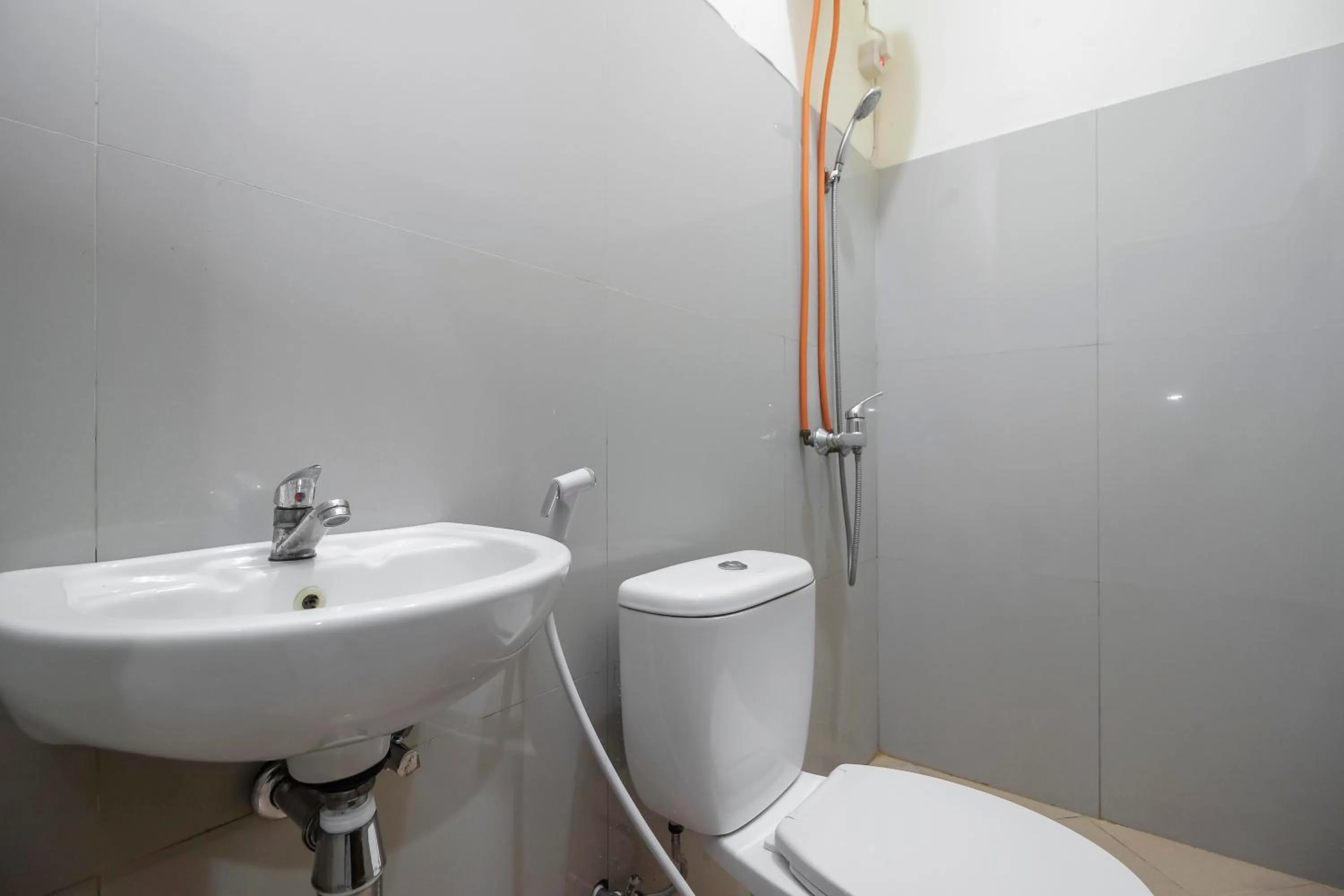 Bathroom in RedDoorz @ Meruya 2