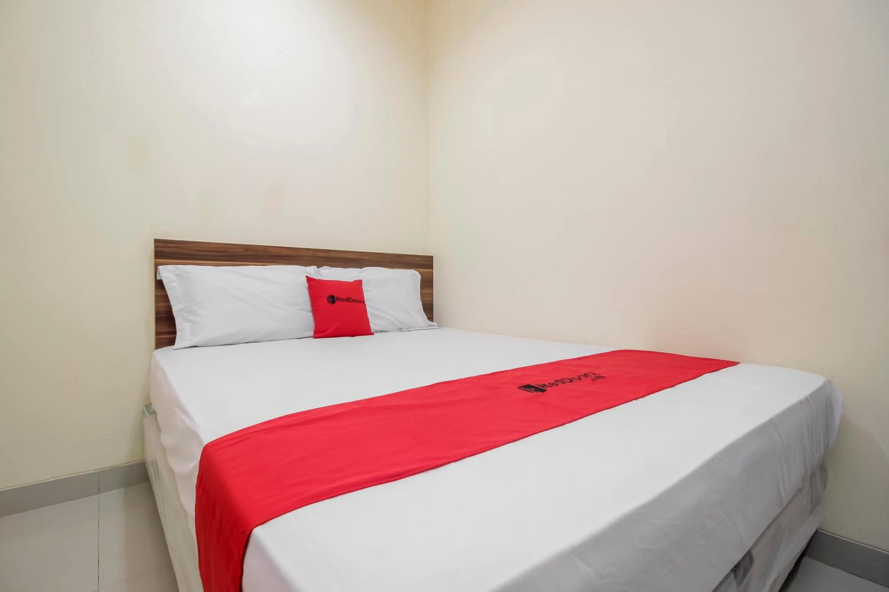 Bedroom, Bed in RedDoorz @ Meruya 2