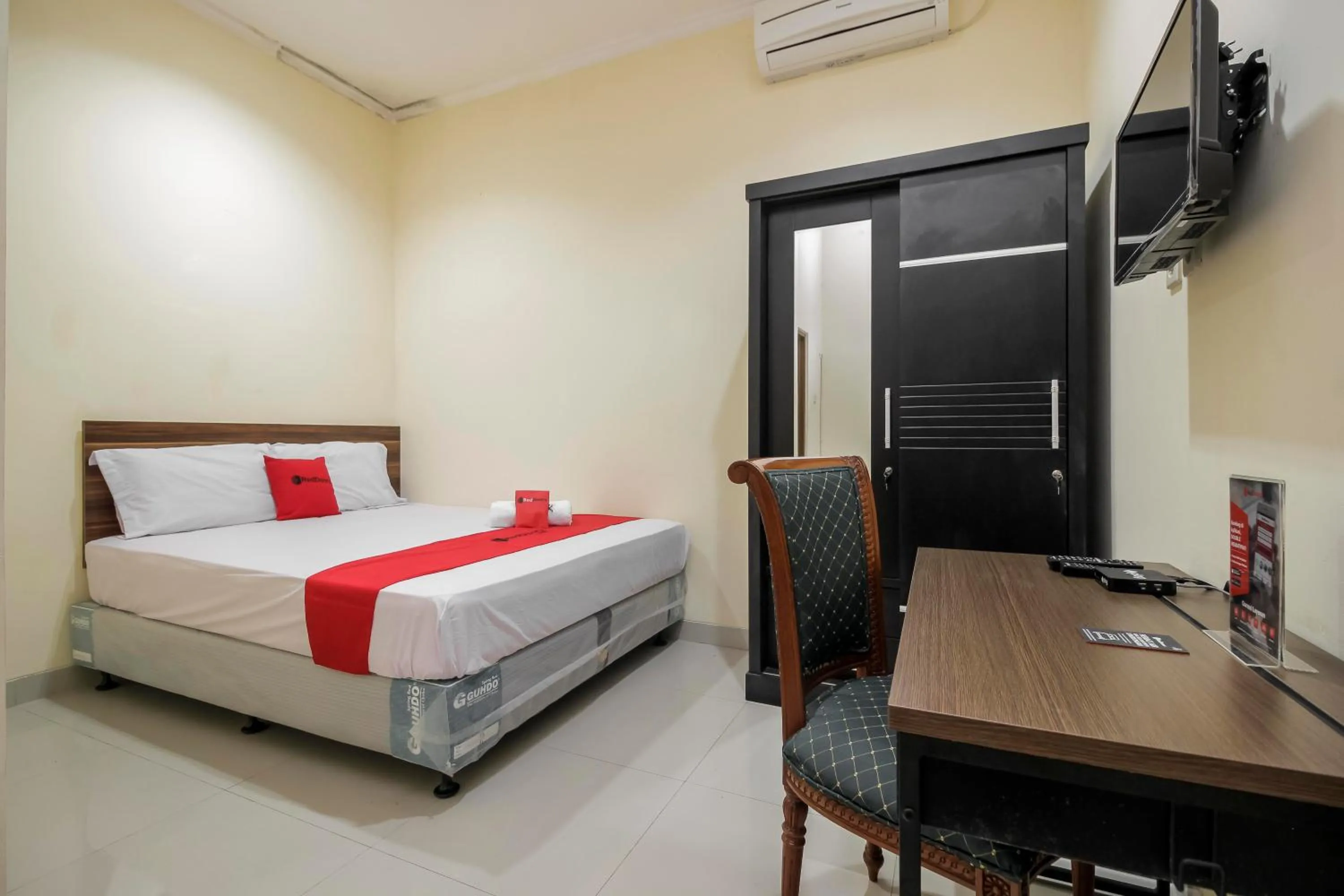 Bedroom, Bed in RedDoorz @ Meruya 2