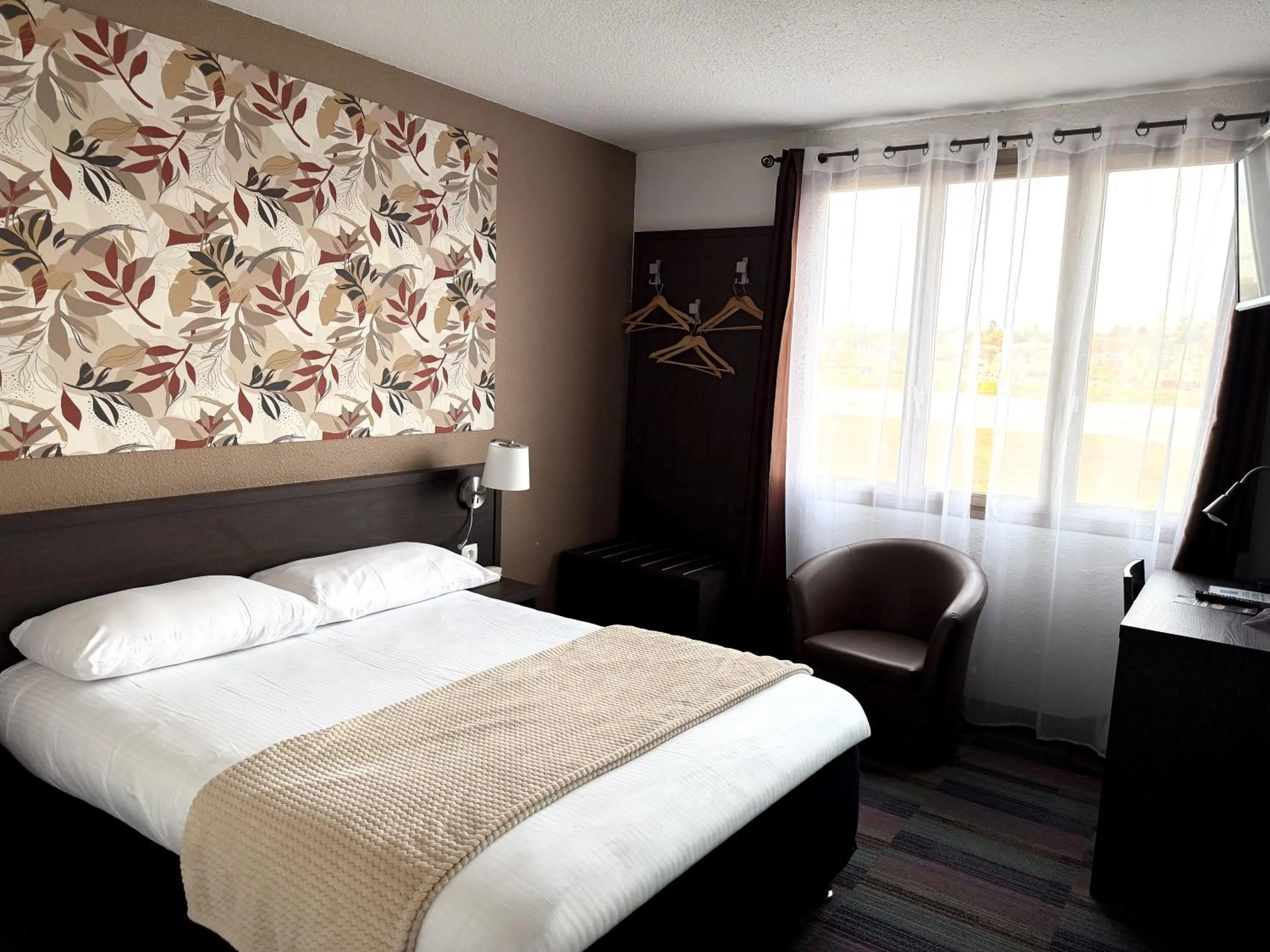 Photo of the whole room, Bed in Brit Hotel Confort Gien