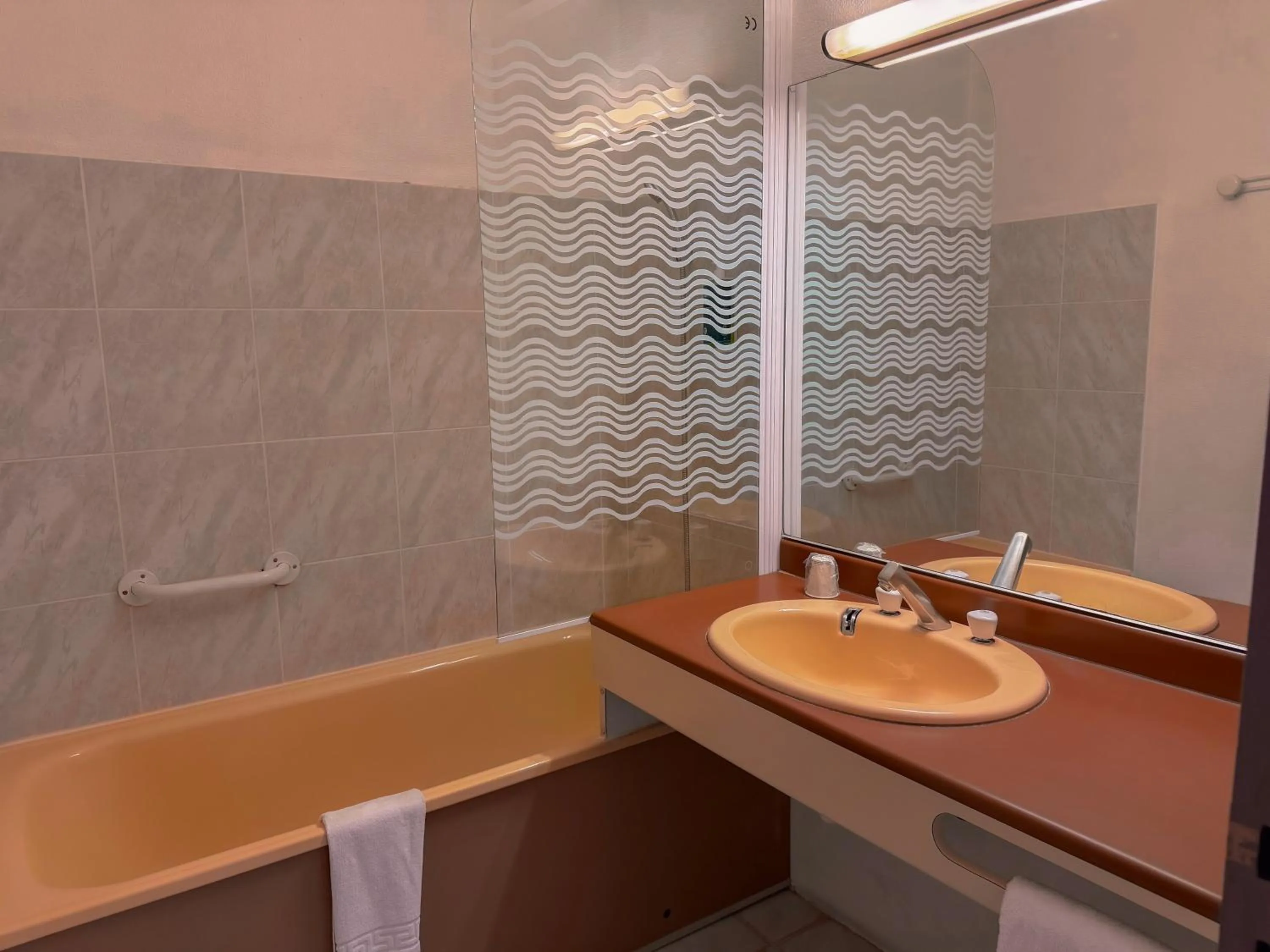 Bathroom in Brit Hotel Confort Gien