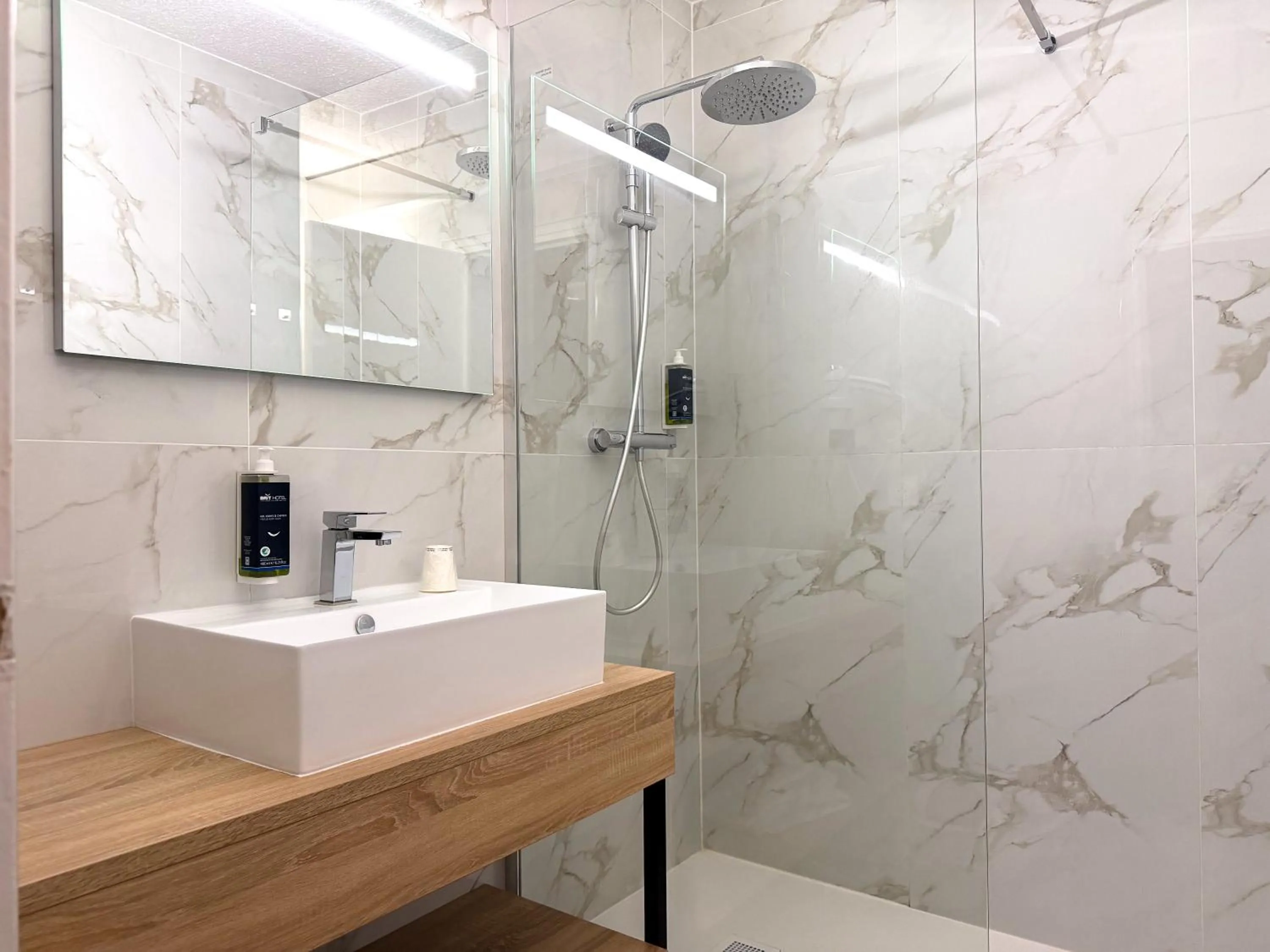 Bathroom in Brit Hotel Confort Gien