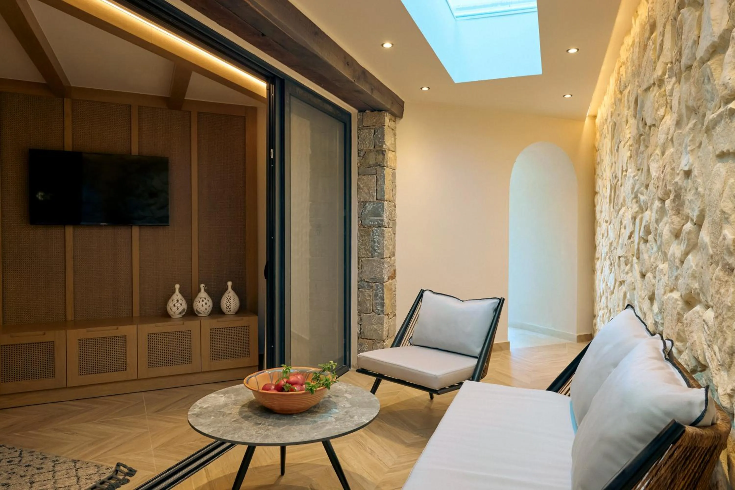 Zeus Eleva Mirabello Bay