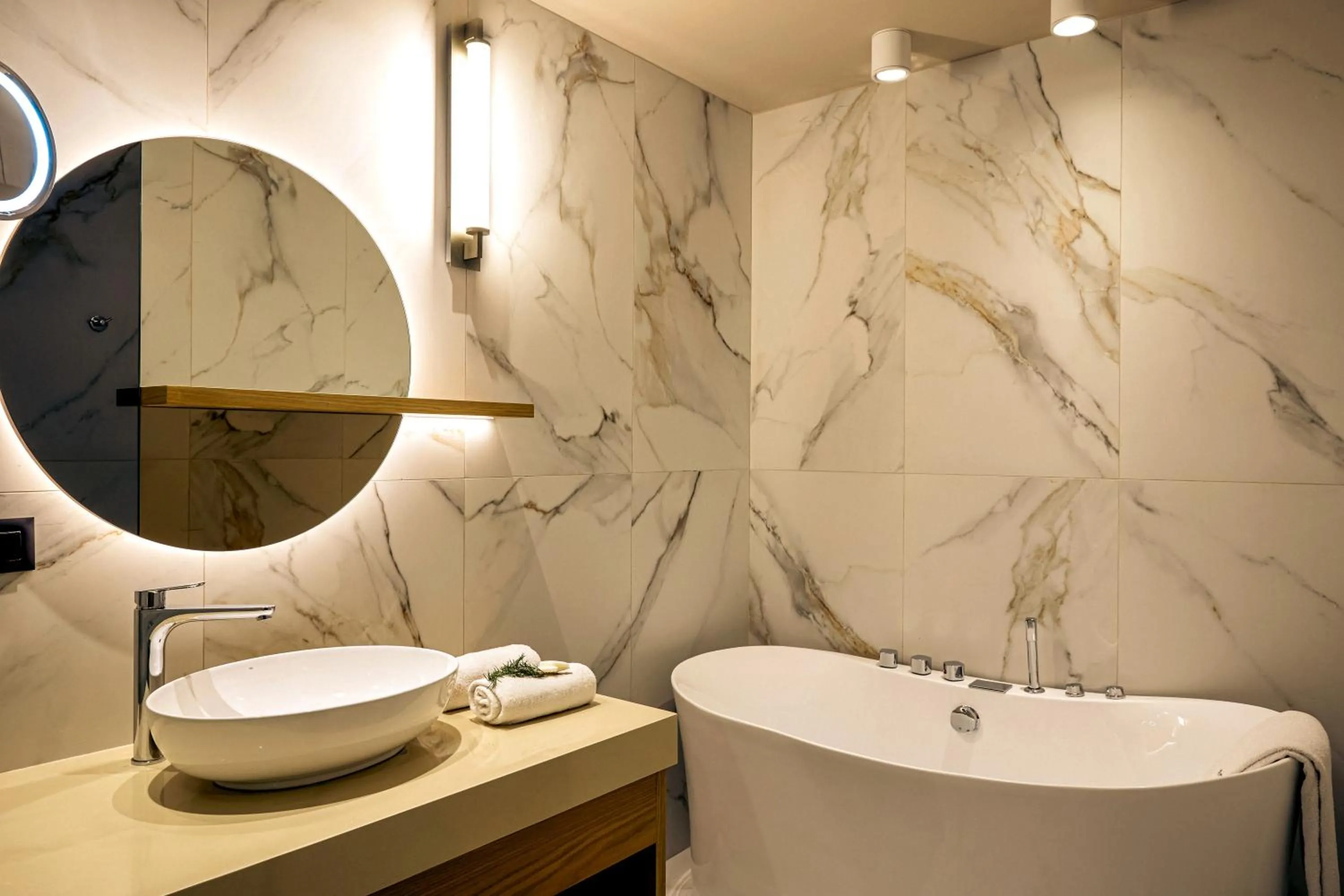 Zeus Eleva Mirabello Bay