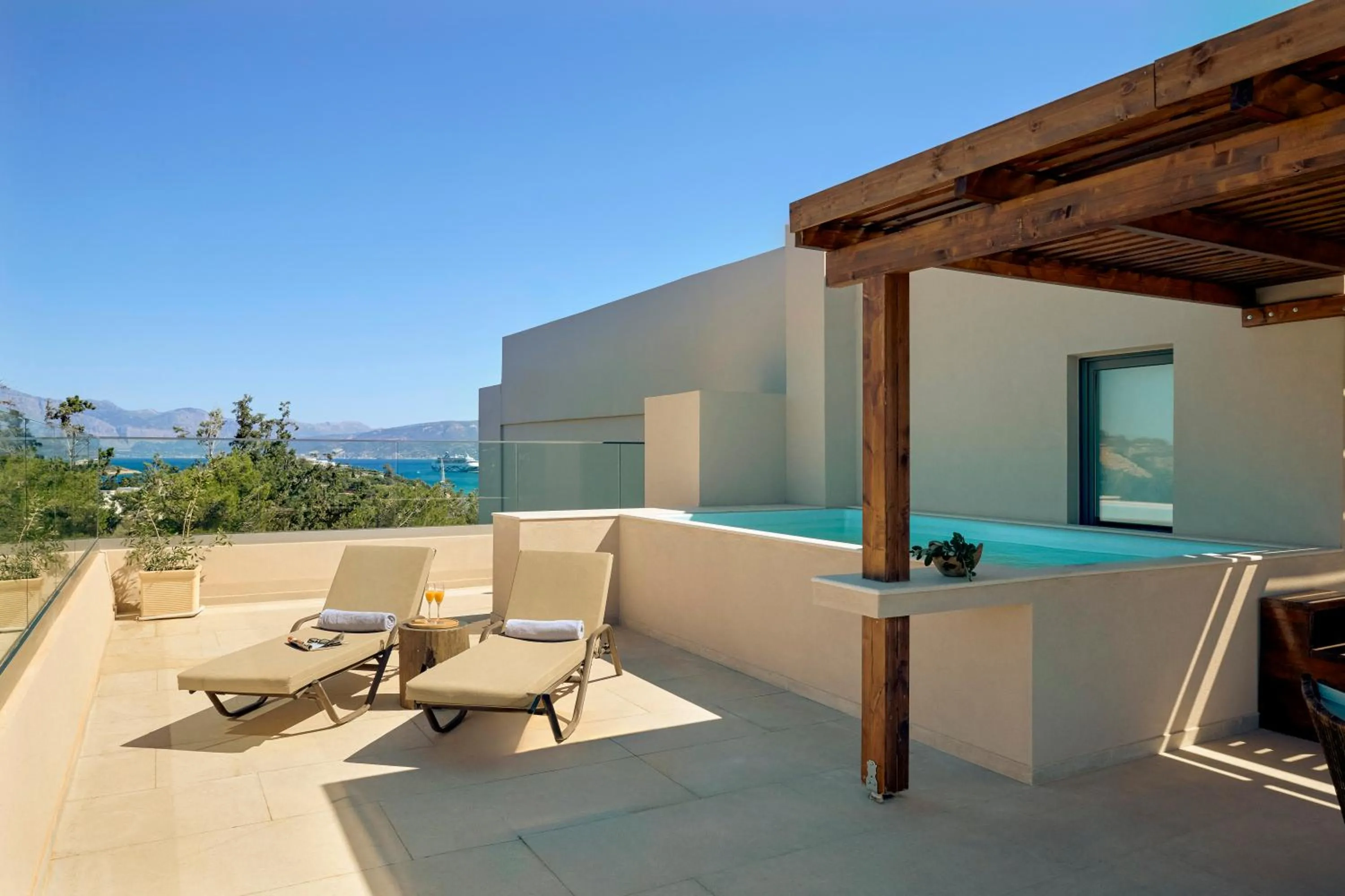 Zeus Eleva Mirabello Bay