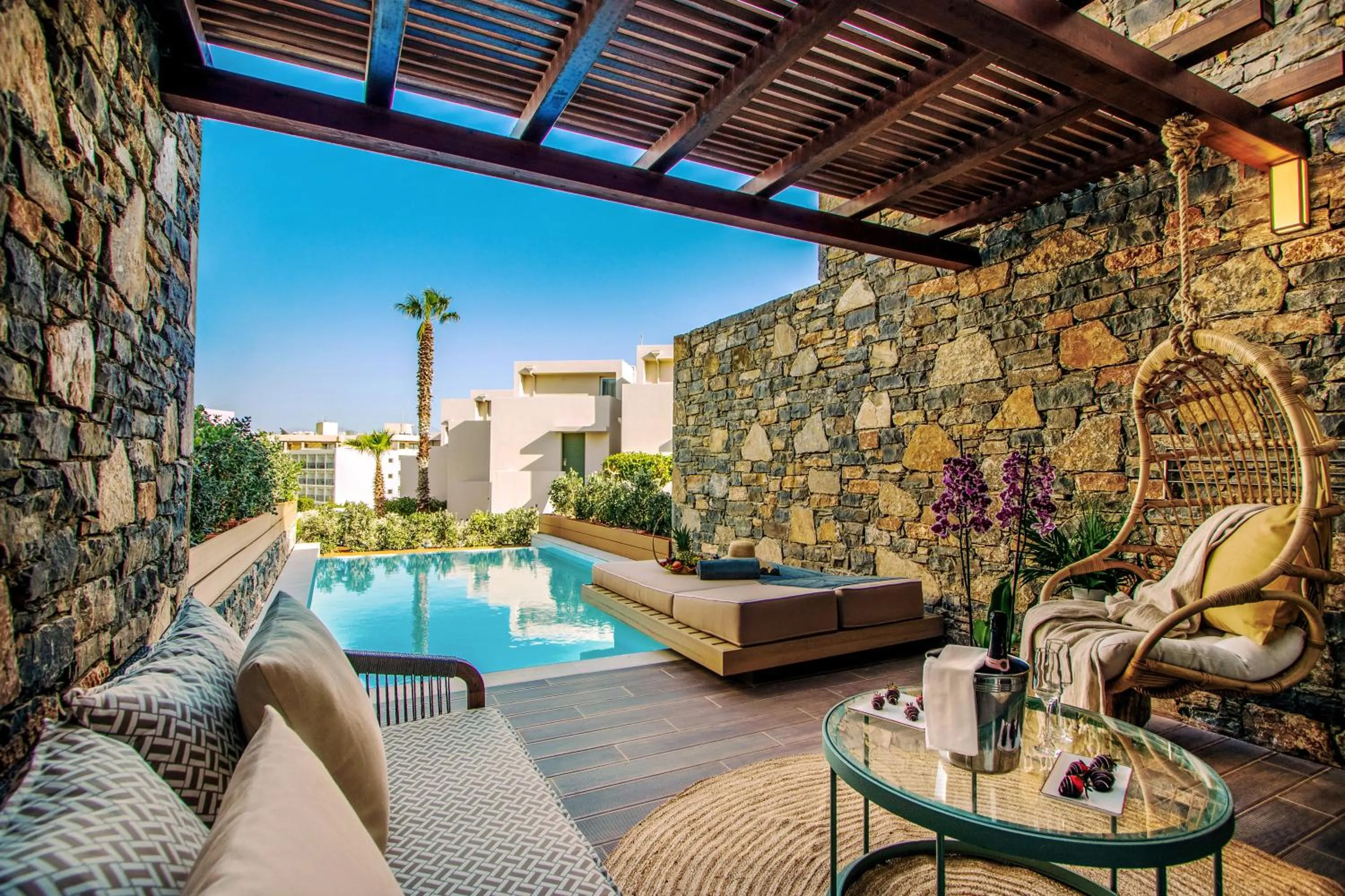 Zeus Eleva Mirabello Bay