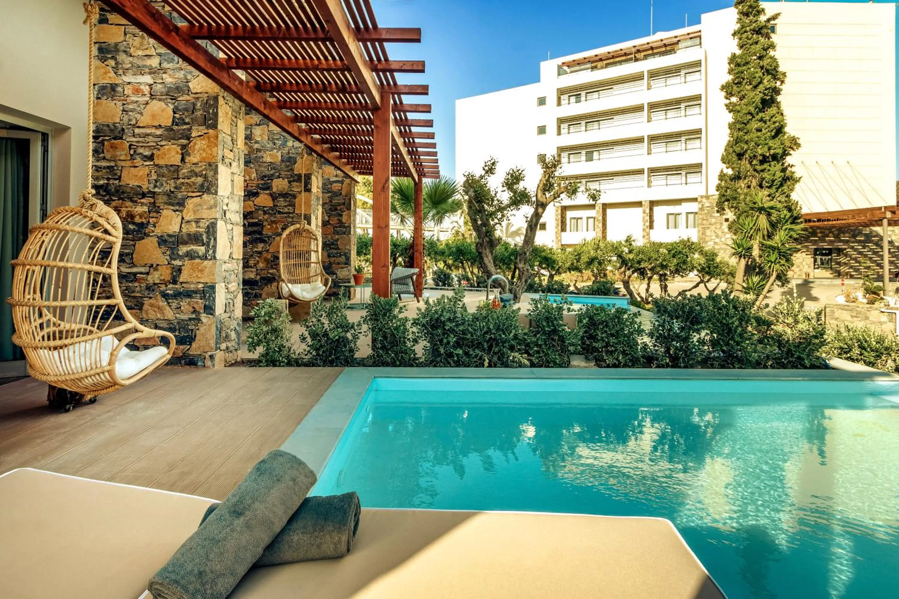 Zeus Eleva Mirabello Bay