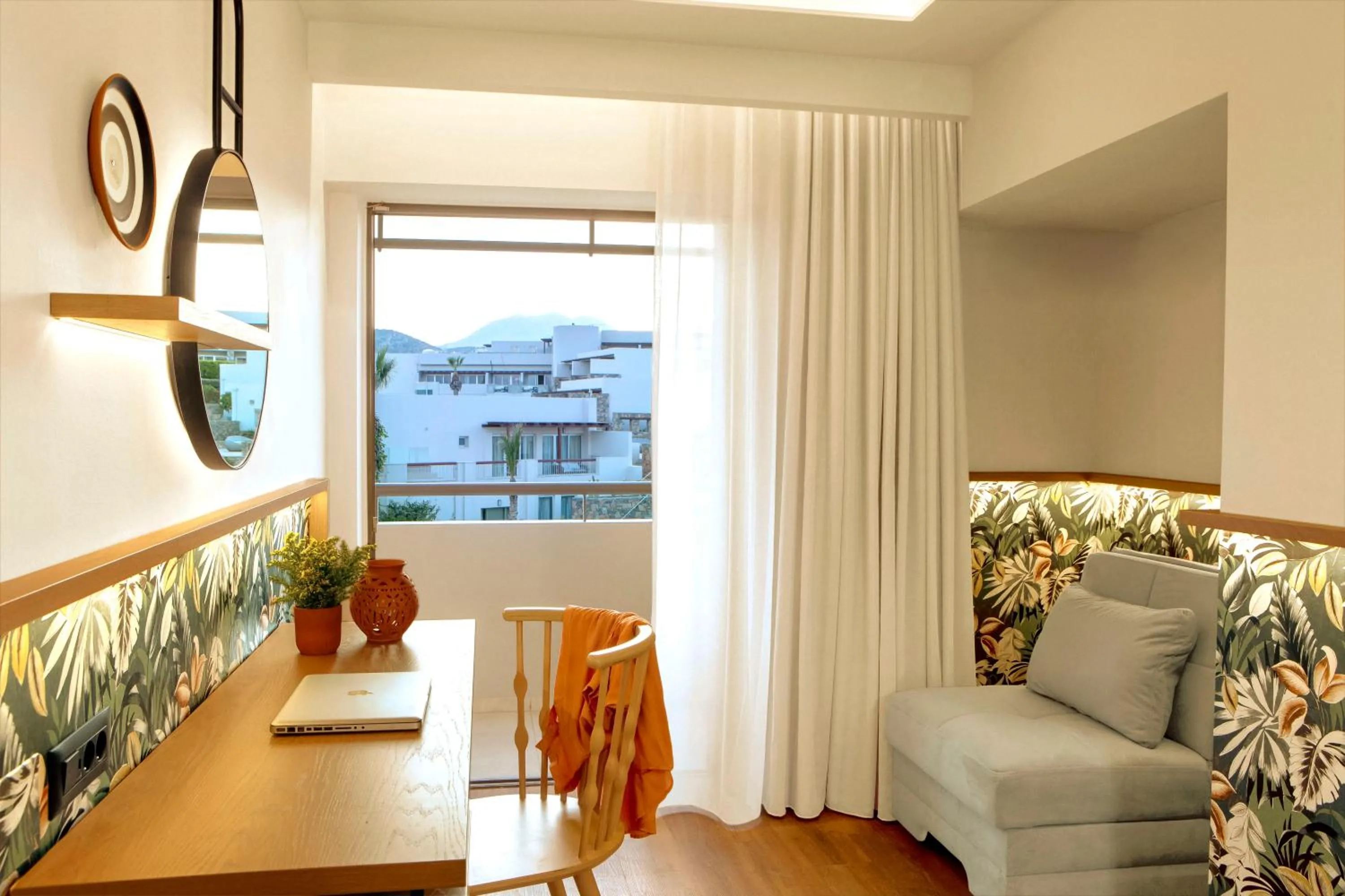 Zeus Eleva Mirabello Bay