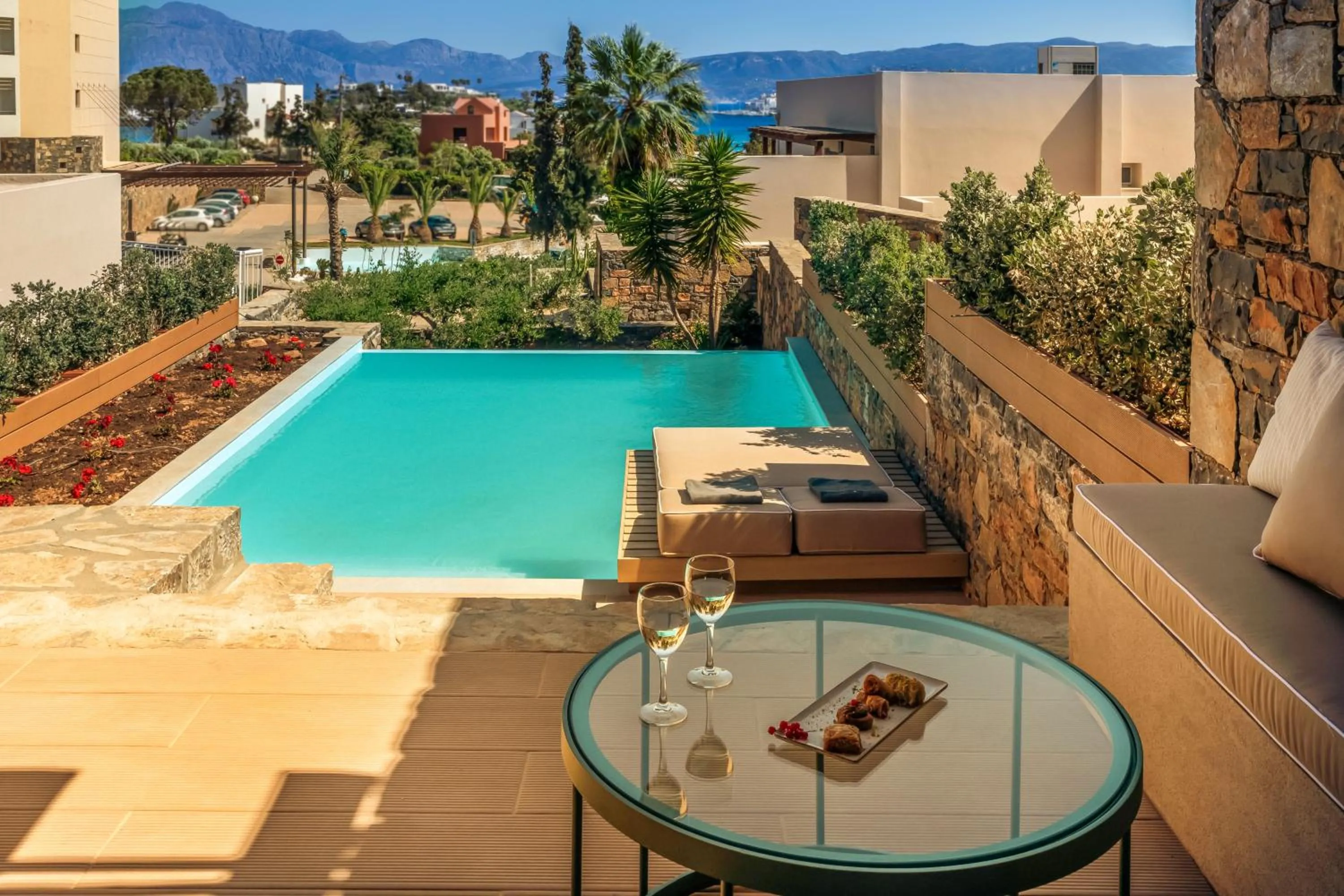 Zeus Eleva Mirabello Bay