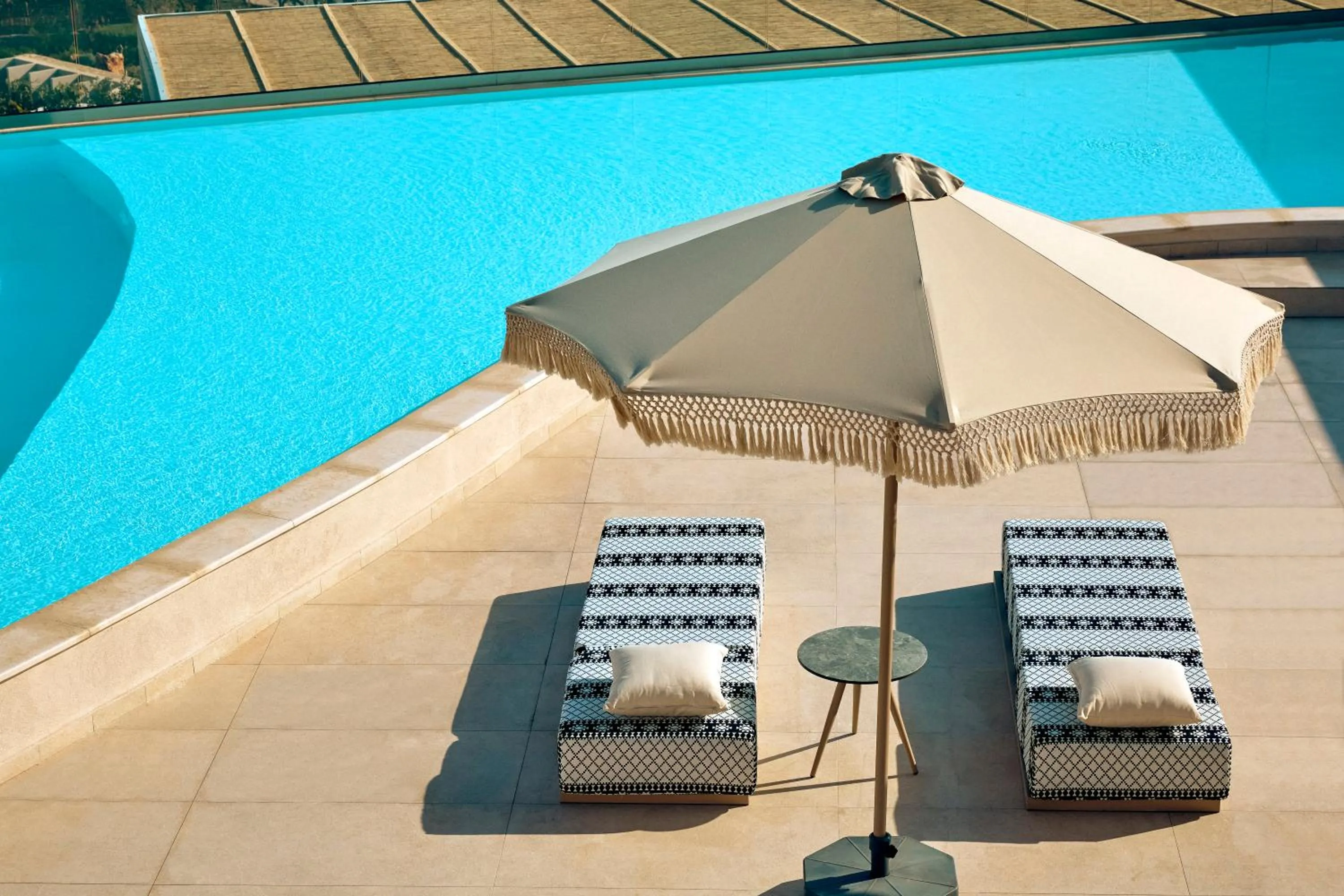 Zeus Eleva Mirabello Bay